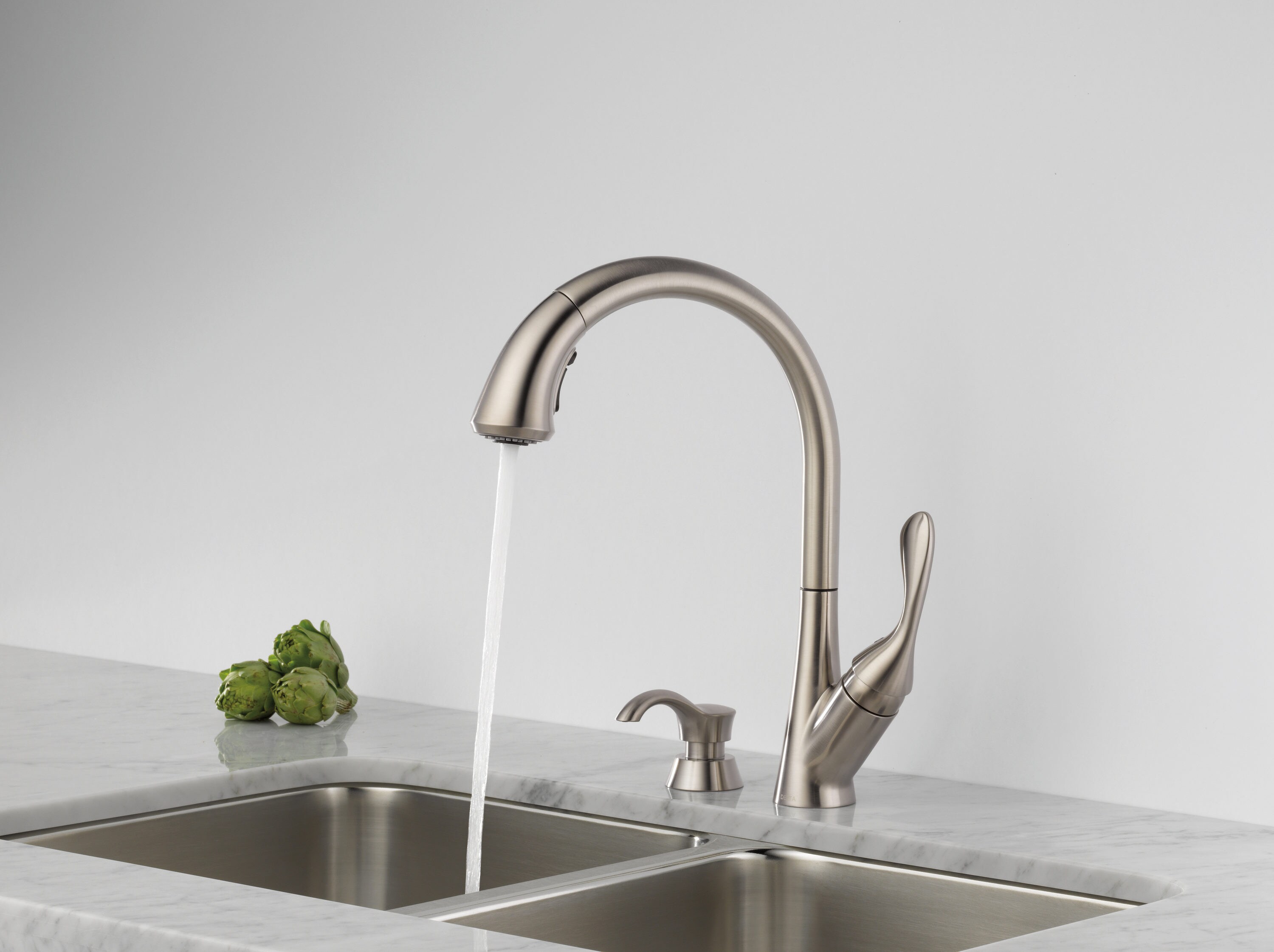 Delta Ashton Stainless Single Handle Pull-down Kitchen Faucet with ...