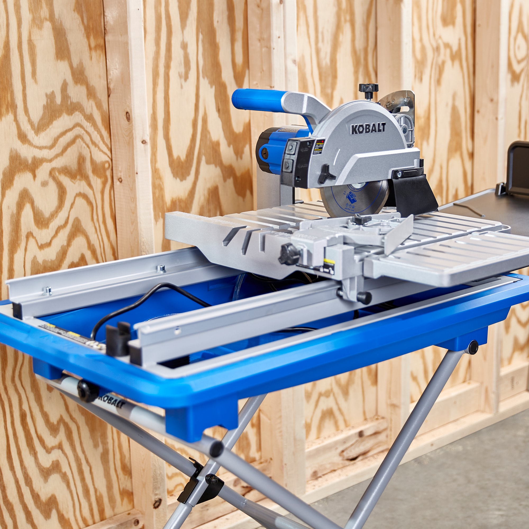 Kobalt 10-in 15-Amp Wet Sliding Table Corded Tile Saw With Stand In The ...