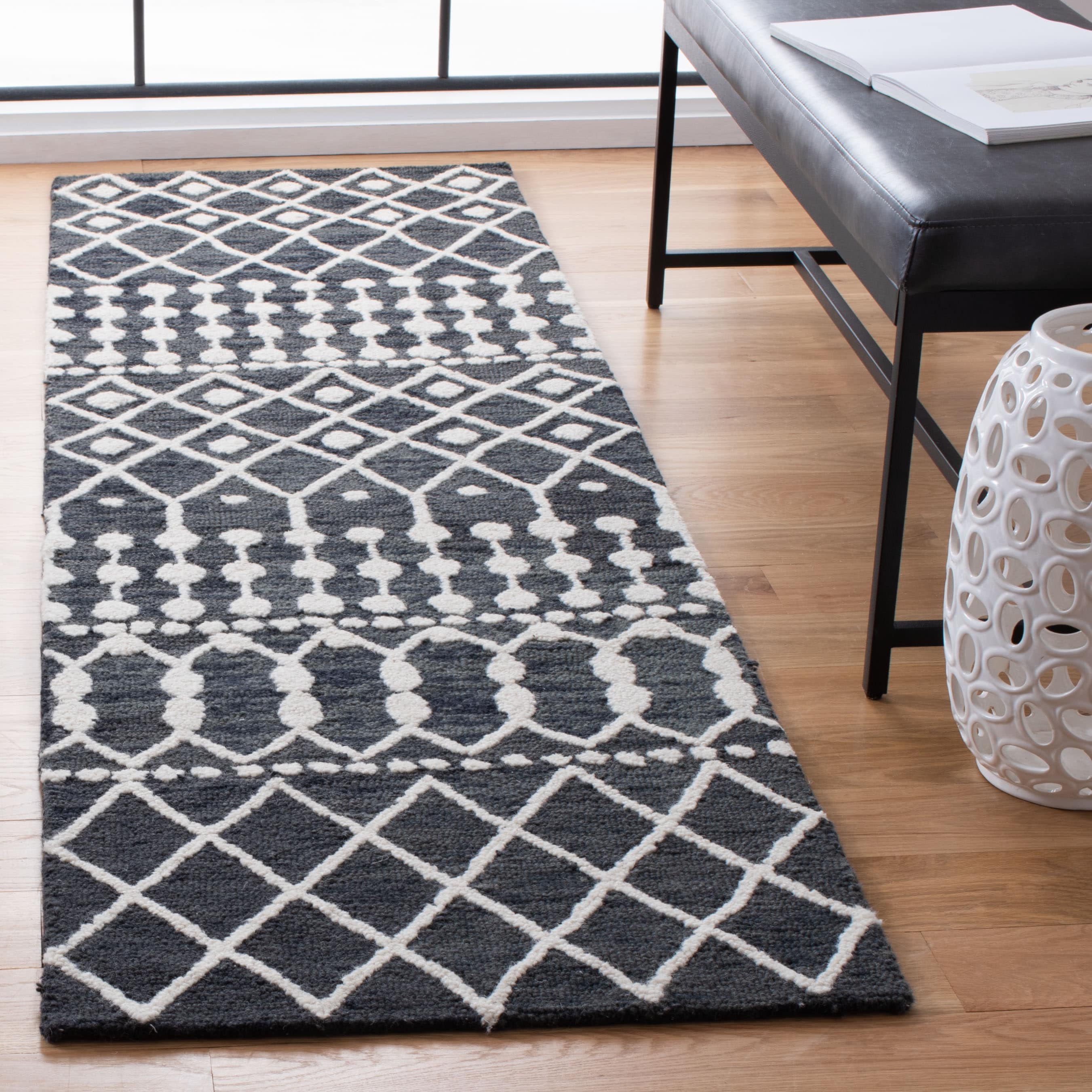 Safavieh BLM115Z-25 Blossom Samantha 2 x 5 (ft) Tufted Wool Black/Ivory Rectangular Indoor Geometric Bohemian/Eclectic Throw rug