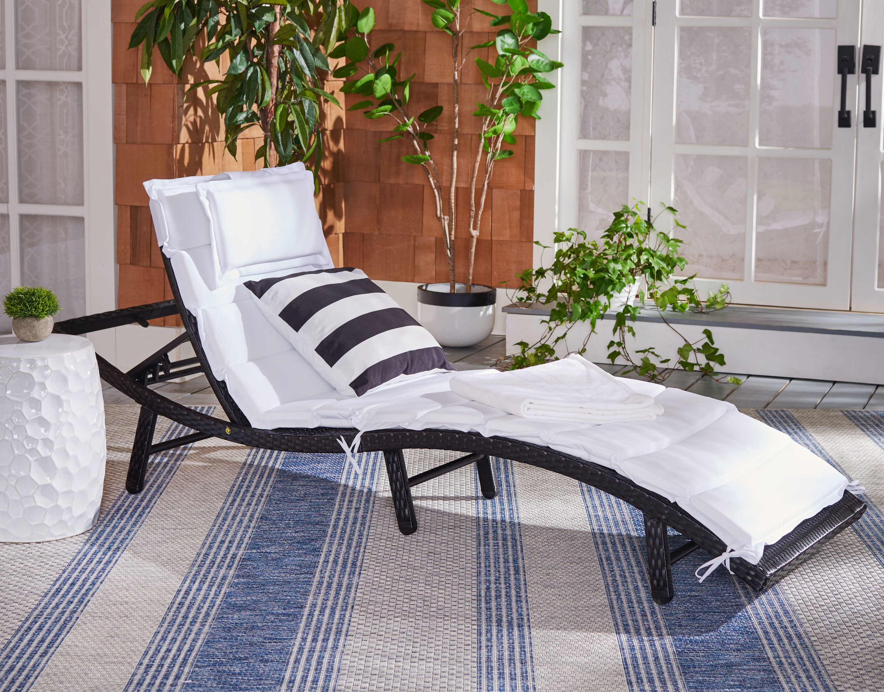 Safavieh PAT7722A Colley Wicker Black Metal Frame Stationary Chaise Lounge Chair with White Cushioned Seat