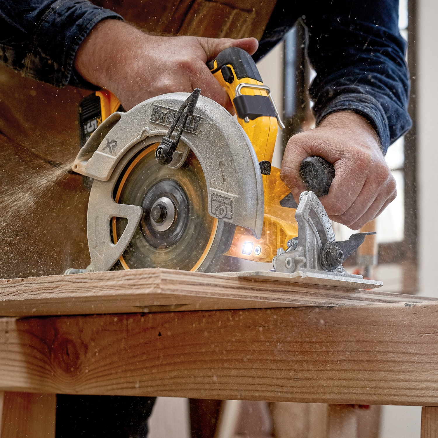 DEWALT XR 20-volt Max 7-1/4-in Brushless Cordless Circular Saw Kit (1- Battery  Charger Included) in the Circular Saws department at