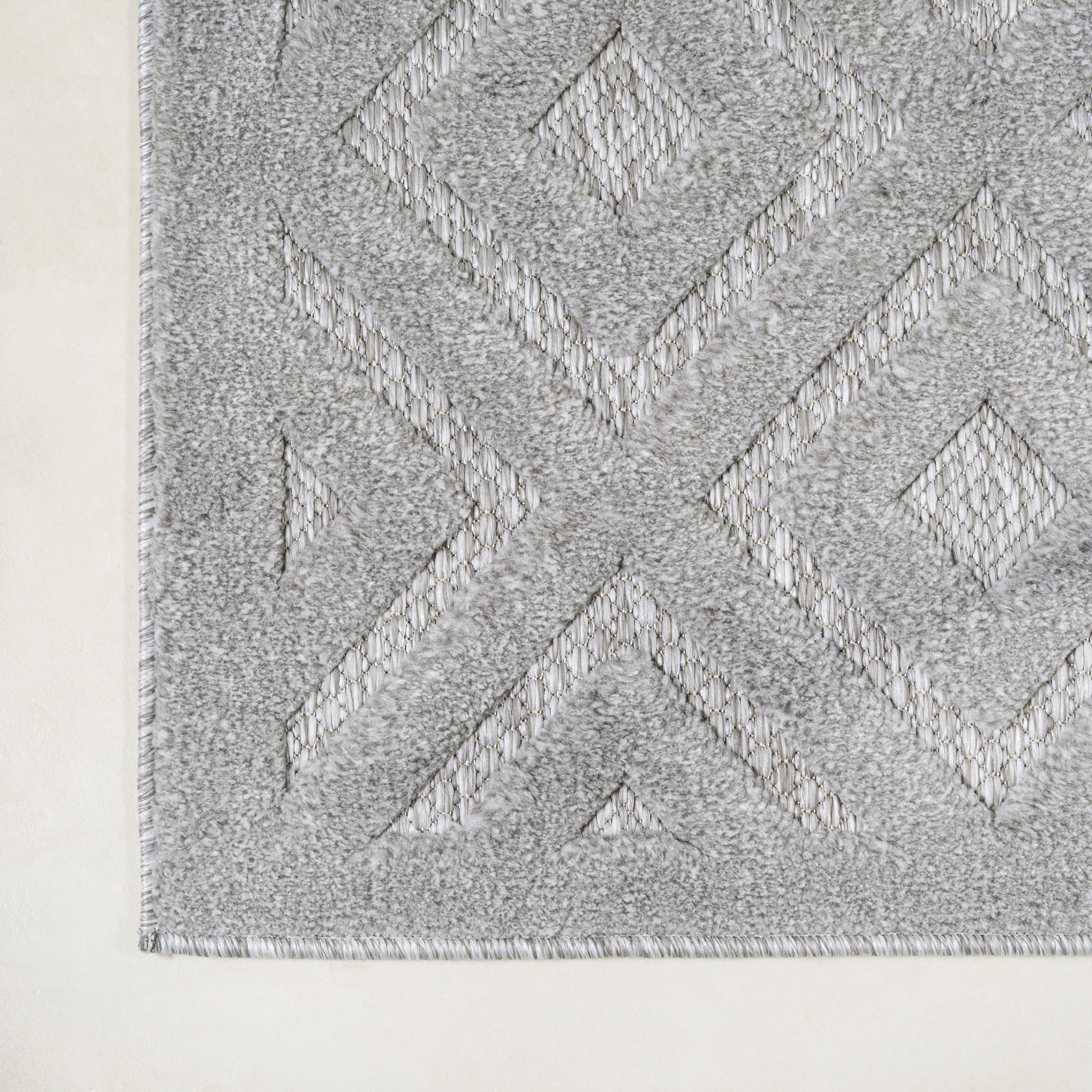 Light Gray Round Geometric Synthetic Indoor/Outdoor Rug