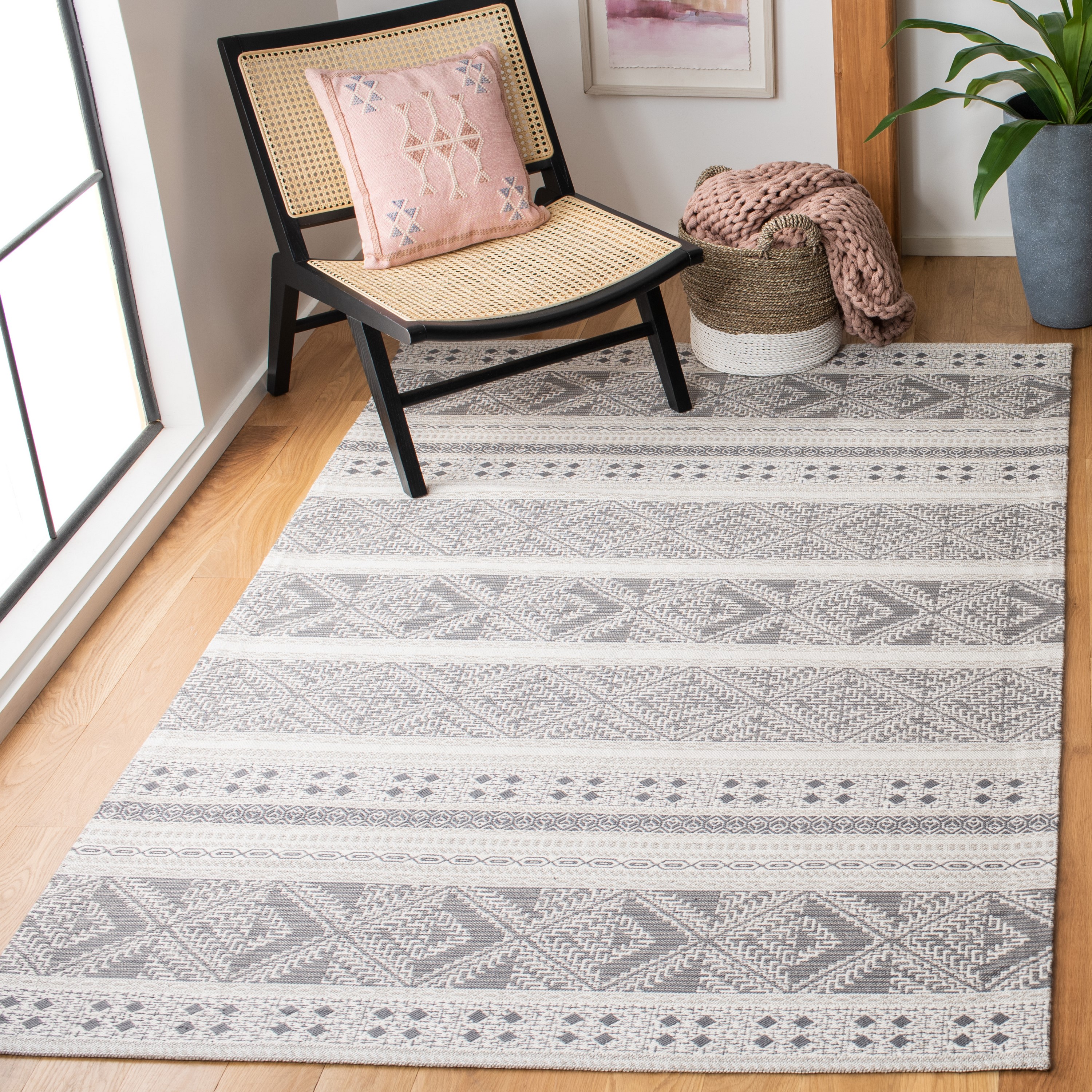 Safavieh CLV717F-4 Classic Vintage Massouma 4 x 6 (ft) Polyester Gray Rectangular Indoor Geometric Bohemian/Eclectic Area rug