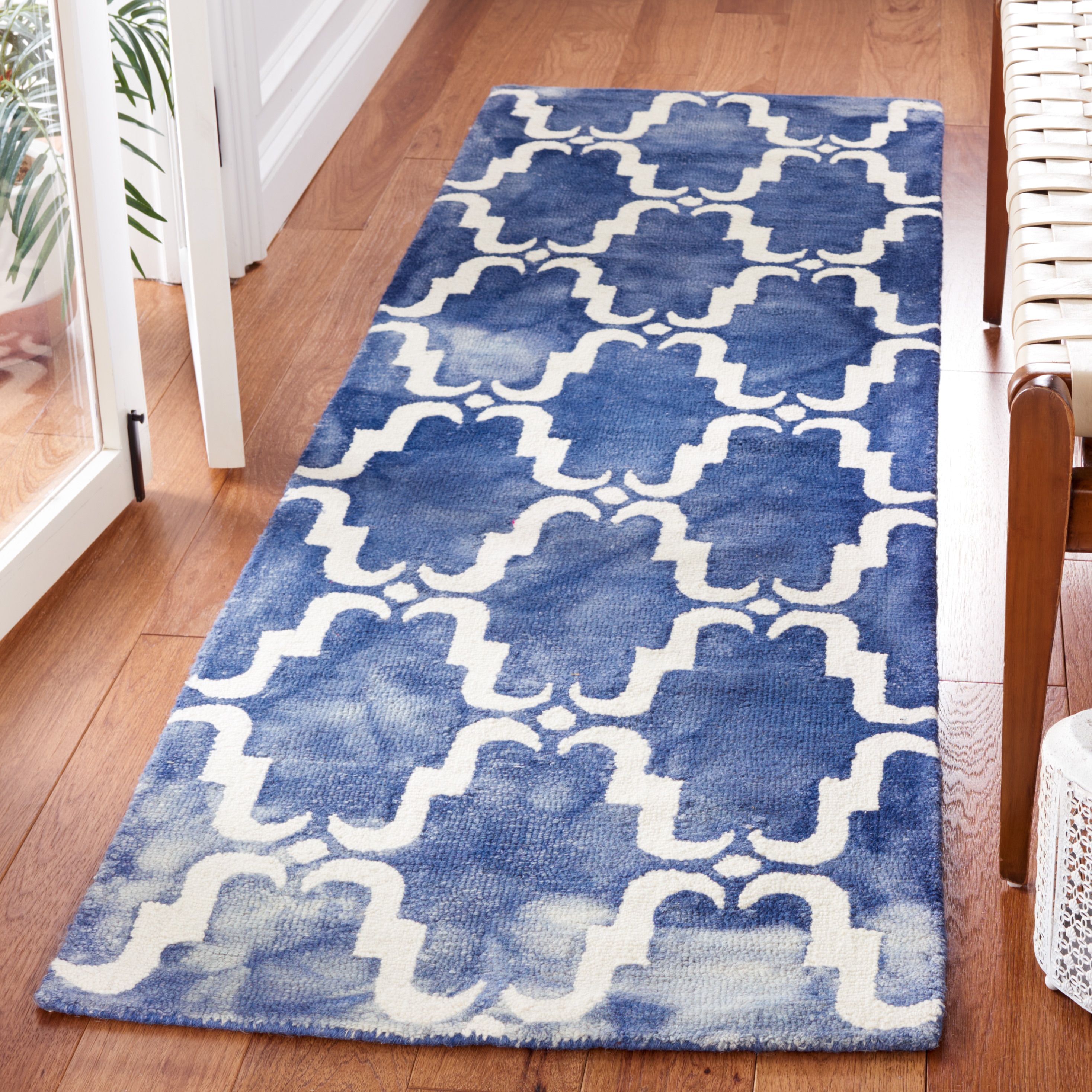 Safavieh DDY536N-28 Dip Dye Teri 2 x 8 (ft) Tufted Wool Navy/Ivory Rectangular Indoor Trellis Bohemian/Eclectic Runner rug