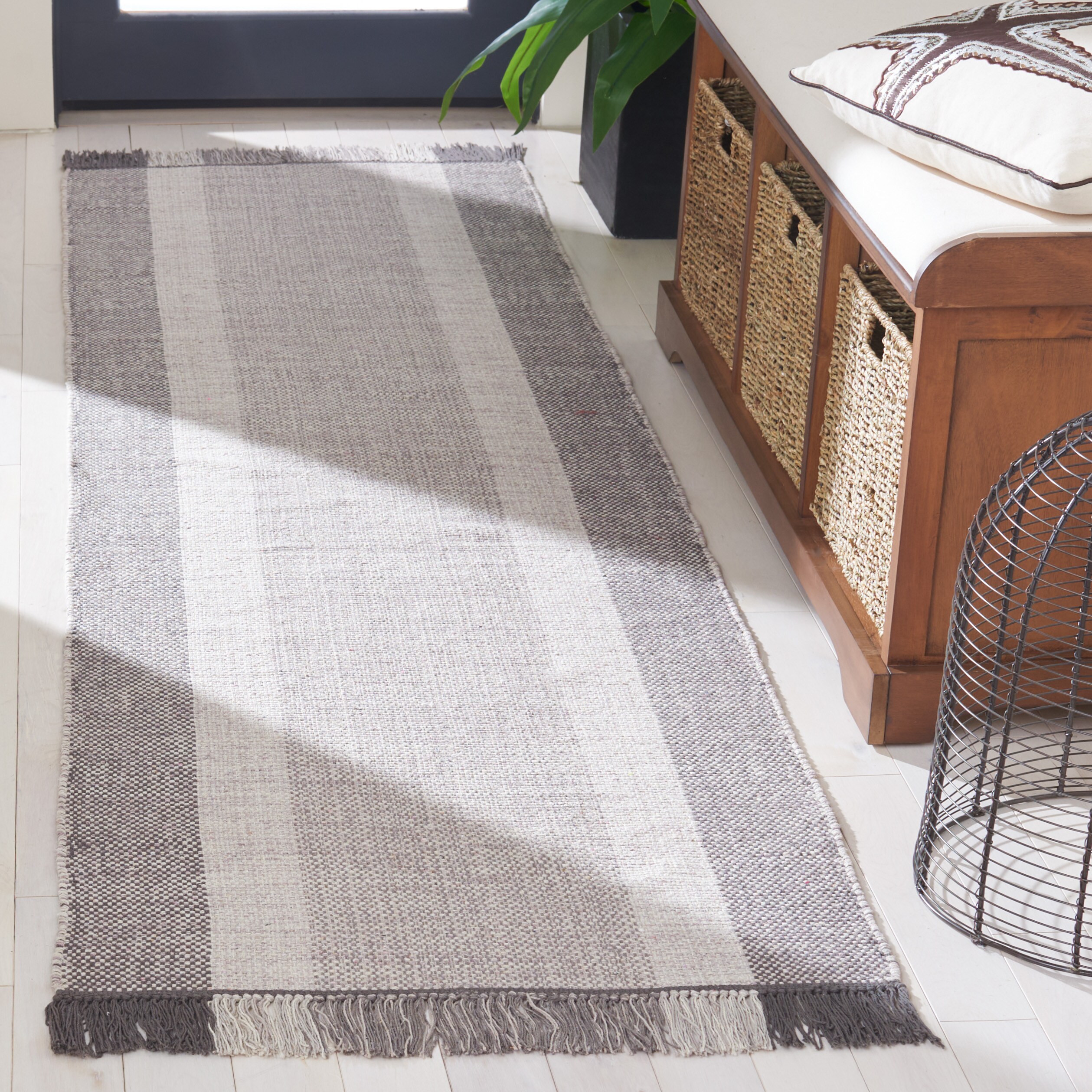  Montauk 301 Ivory/Gray Contemporary 2ft-3in x 9ft Runner Rug