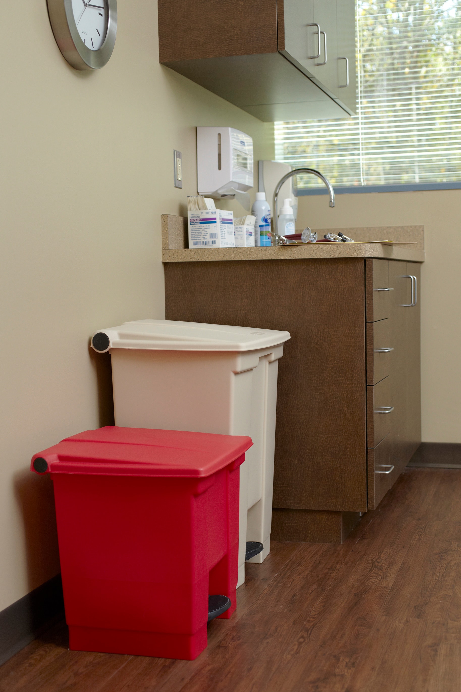 Rubbermaid Commercial Products FG614300RED m031725 - View #3