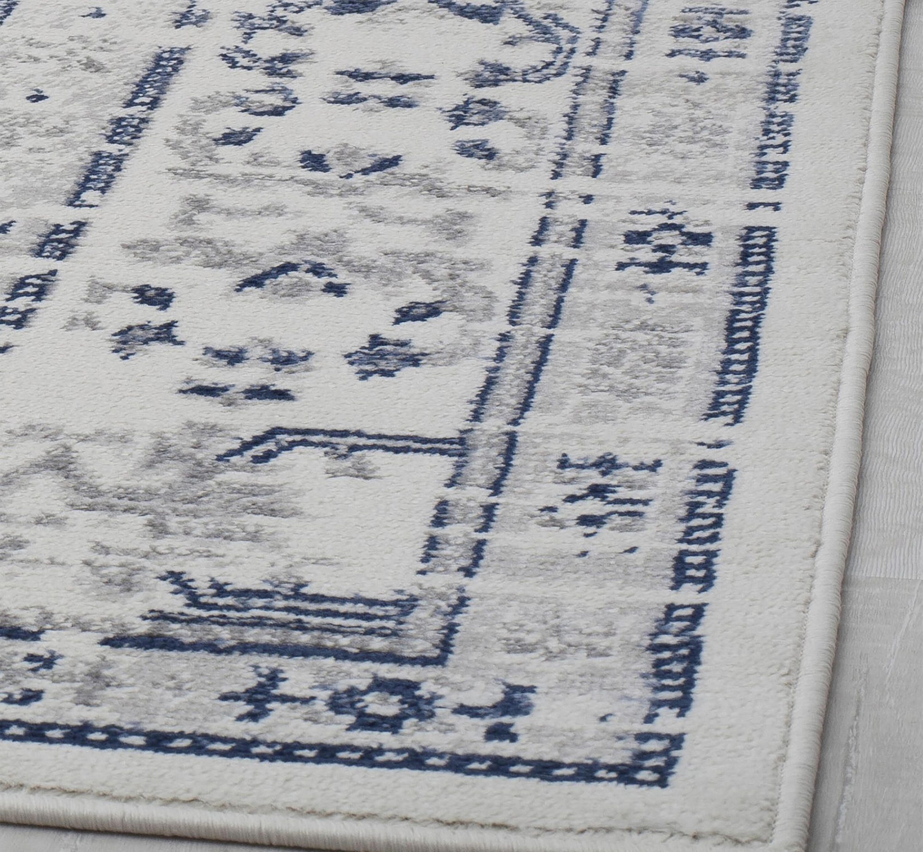 Glacial Sundara Blue and White Floral Synthetic 5' x 7' Area Rug