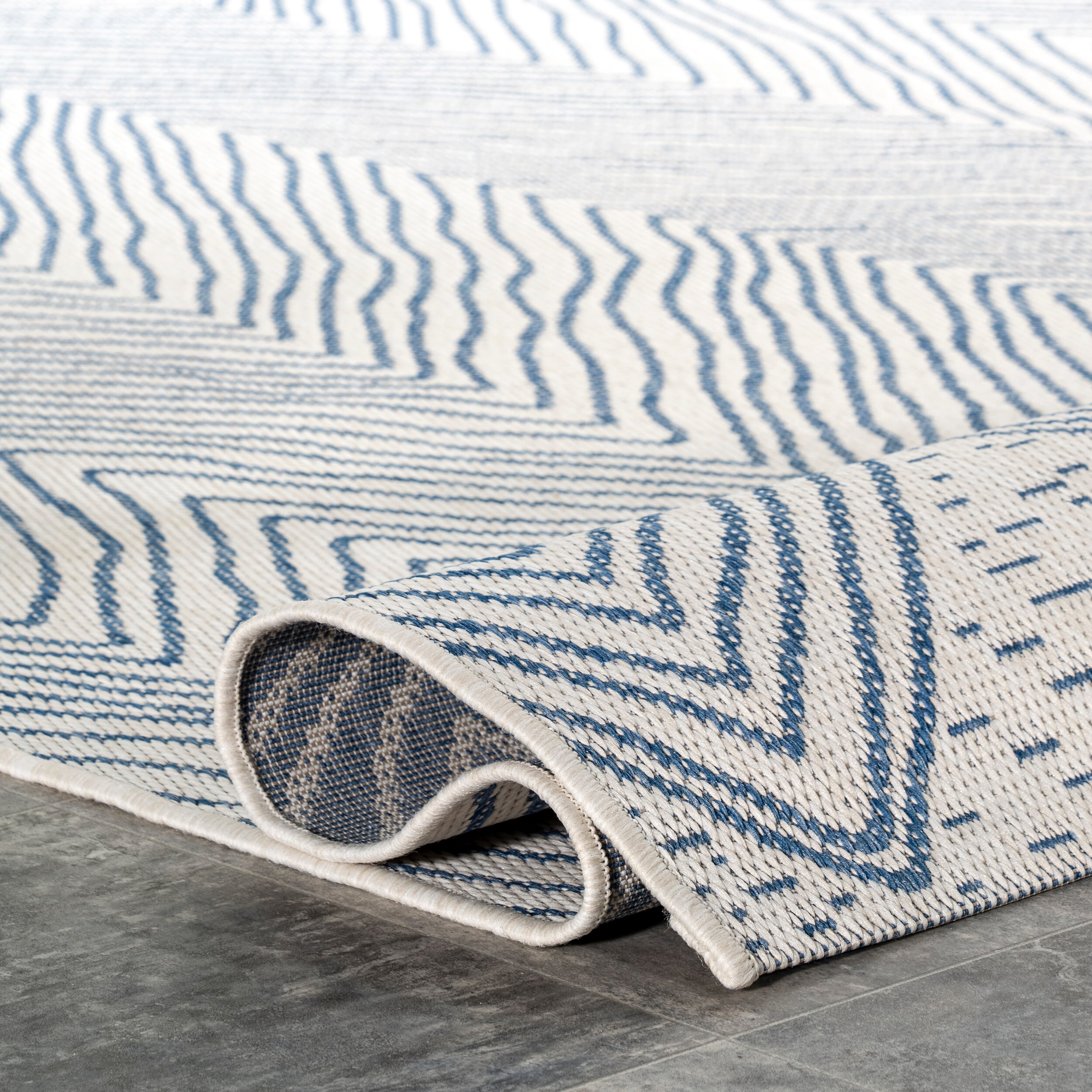 nuLOOM 62''x24'' Reversible Wavy Chevron Blue Square Rug