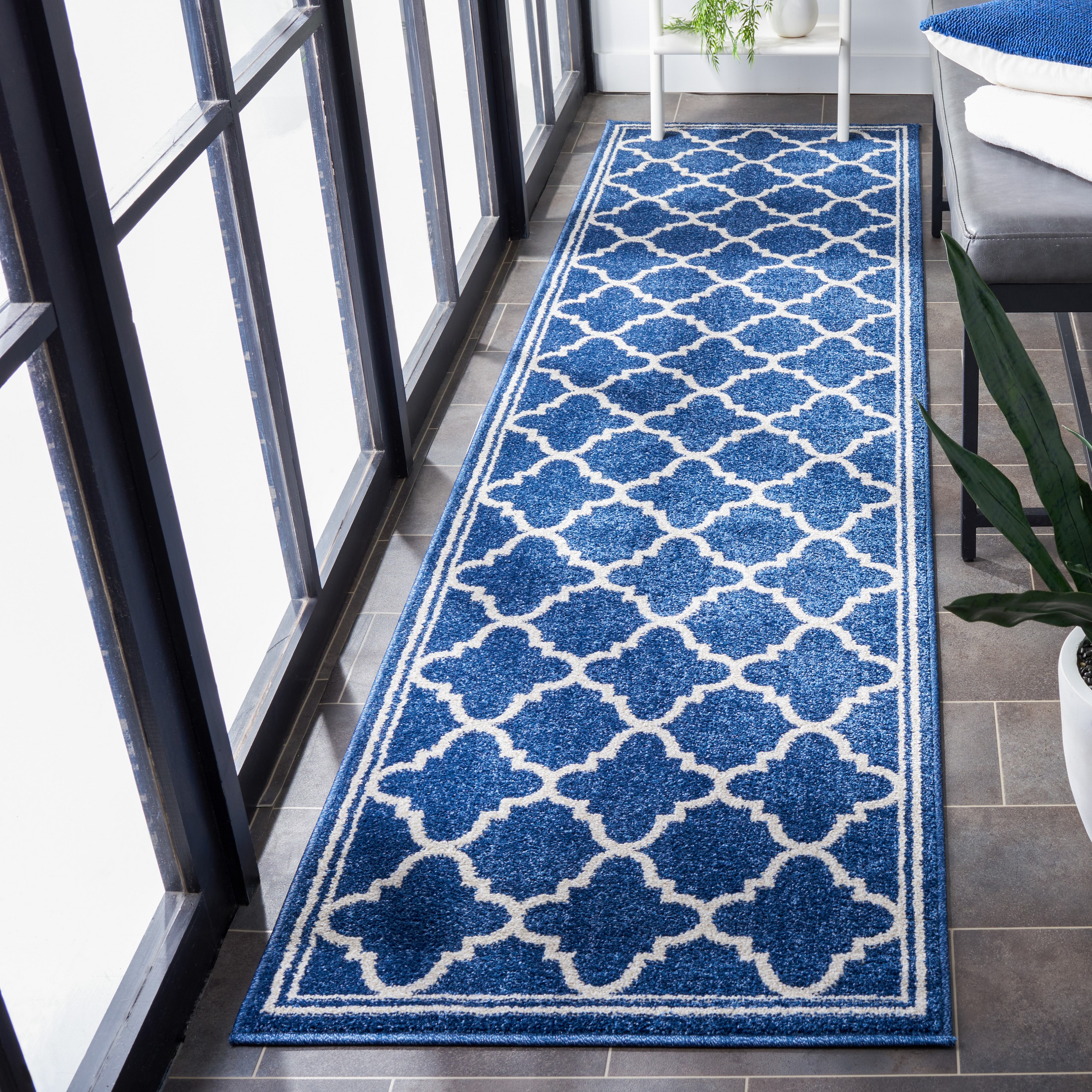 Safavieh AMT422P-29 Amherst Kelly 2 x 9 (ft) Loomed Synthetic Navy/Beige Rectangular Indoor Geometric Runner rug