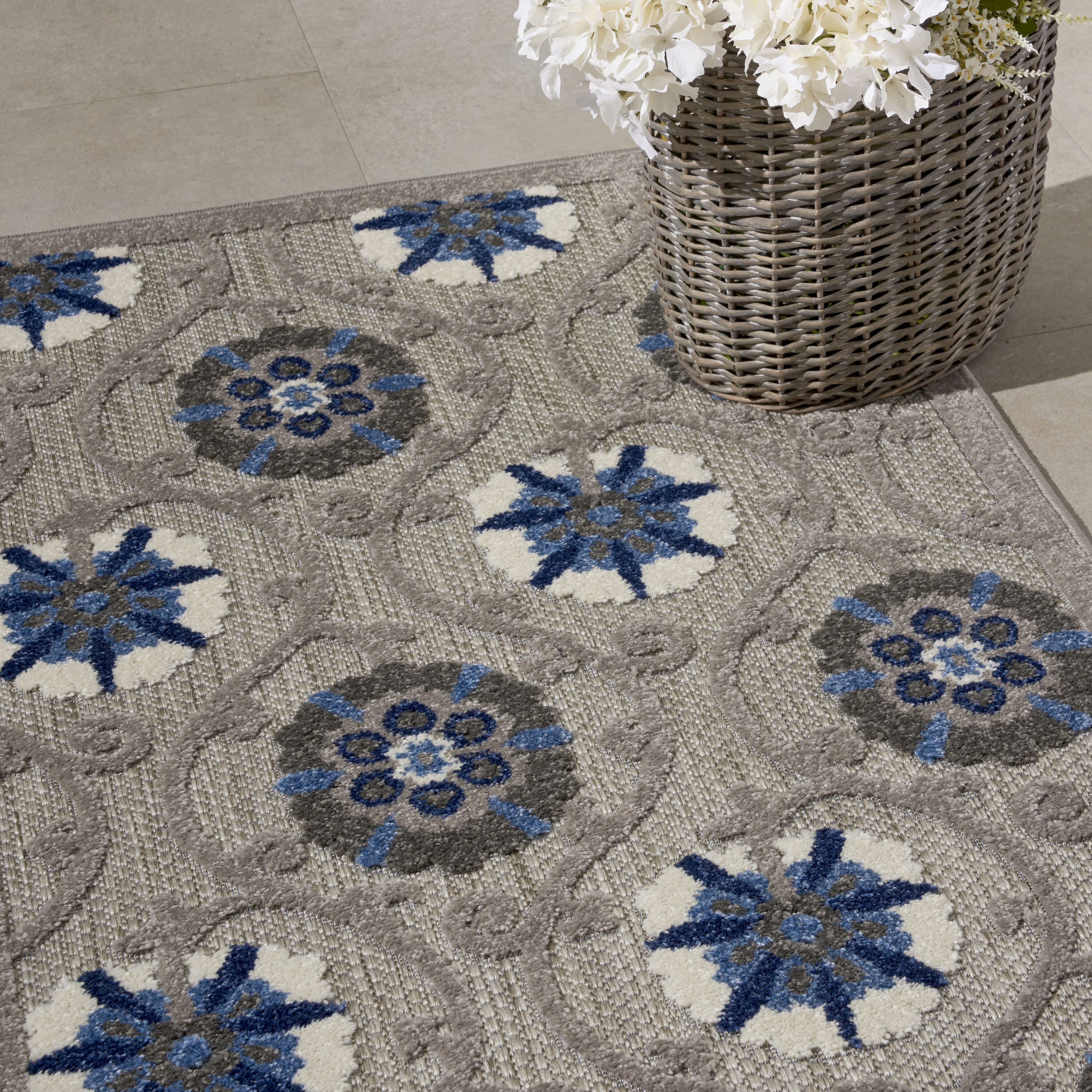 Aloha Floral Bloom Grey/Blue Synthetic 2'8" x 4' Indoor/Outdoor Rug