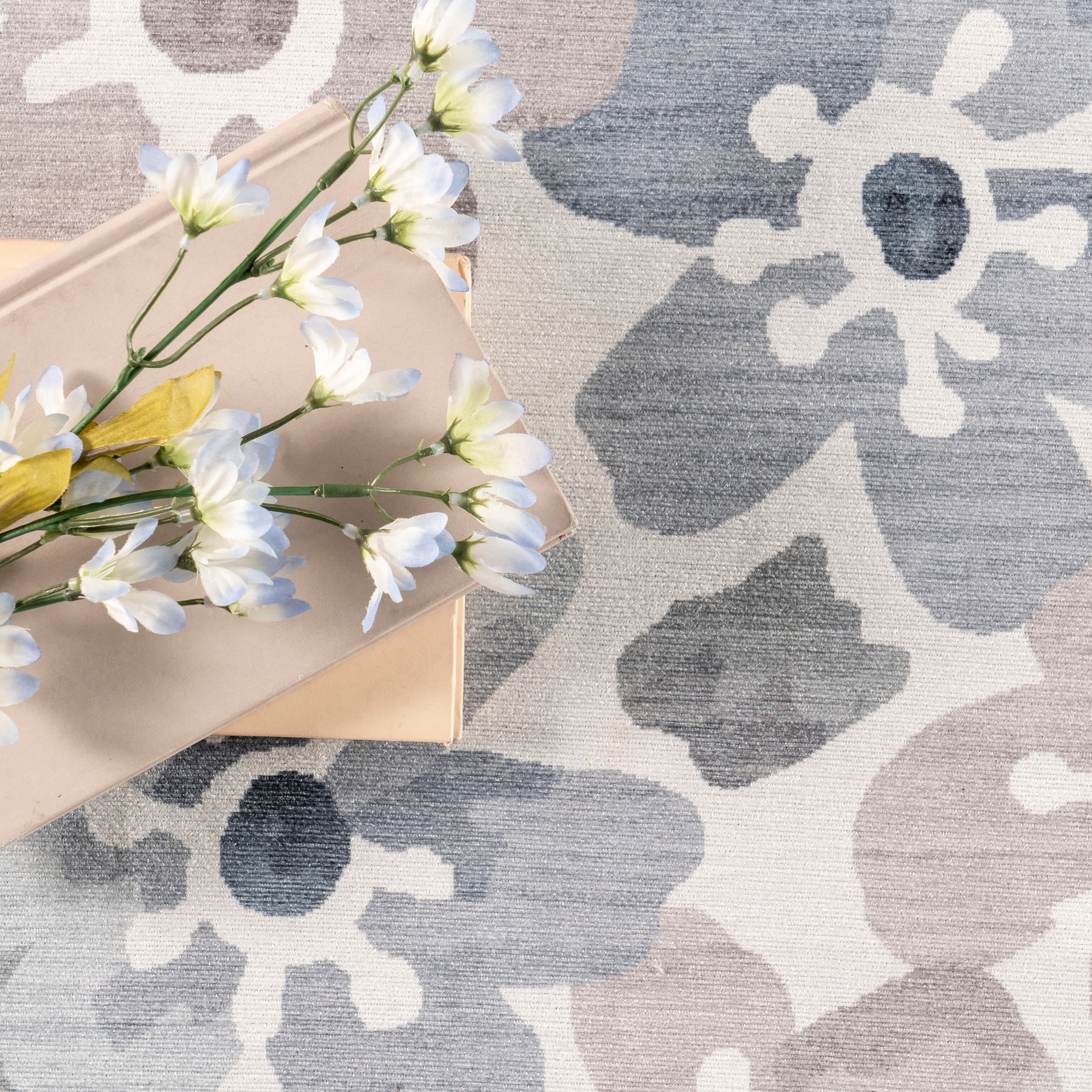 Gray Floral Washable Stain-Resistant Synthetic Area Rug 4' x 6'