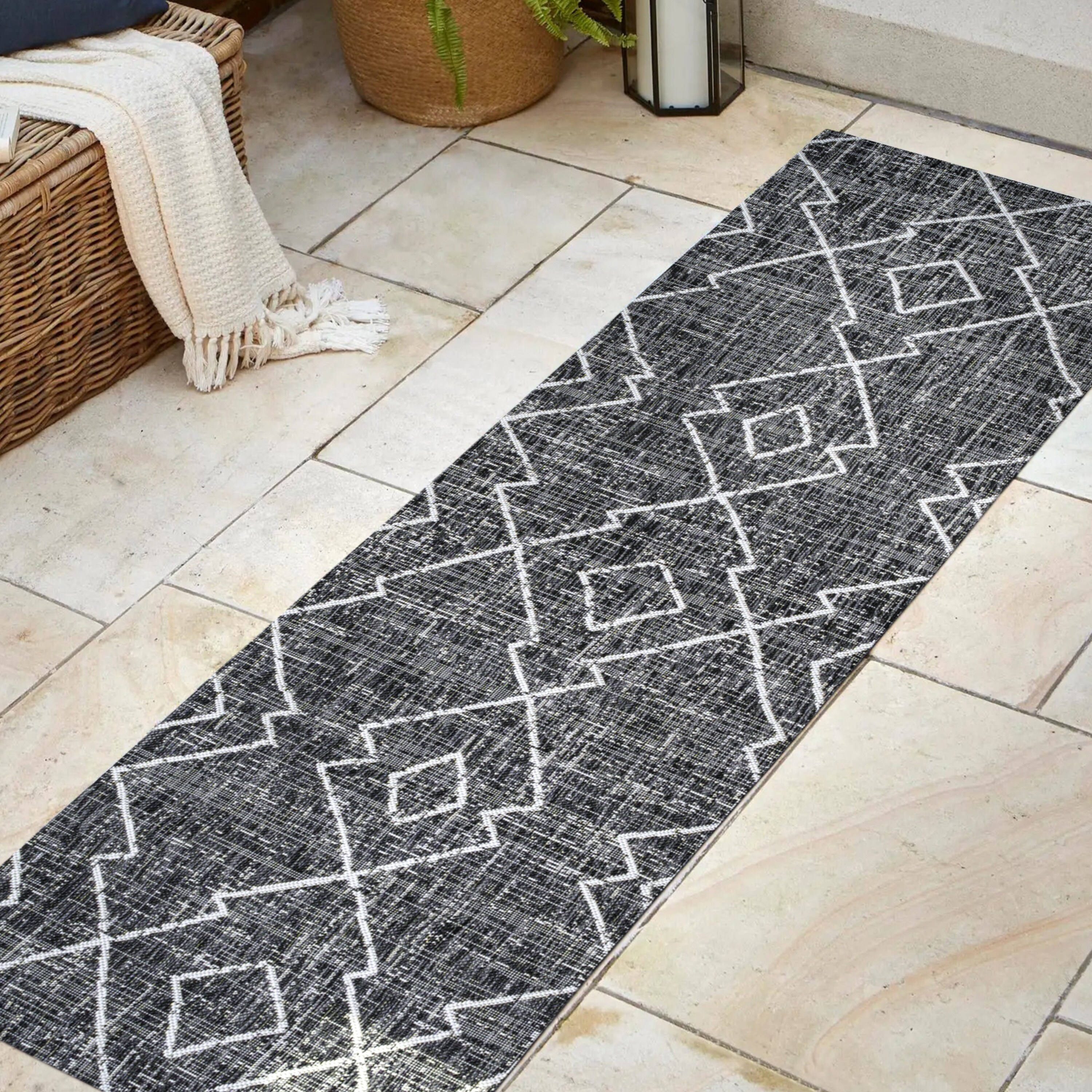 Carwa Handwoven Black/Ivory Synthetic Diamond Trellis 2x10 Runner Rug