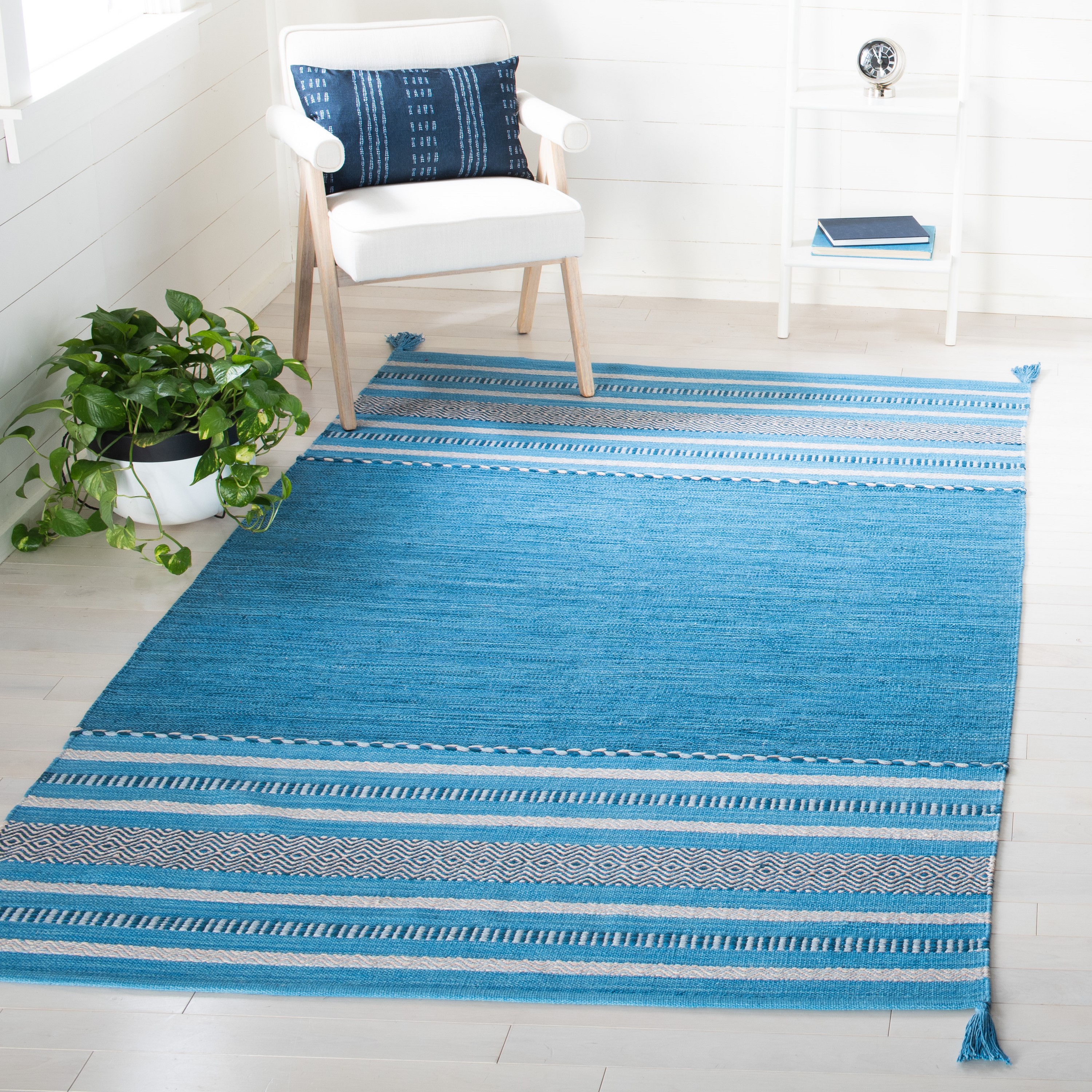 Safavieh MTK215M-24 Montauk Binalong 2 x 4 (ft) Cotton Blue/Gray Rectangular Indoor Stripe Farmhouse/Cottage Throw rug