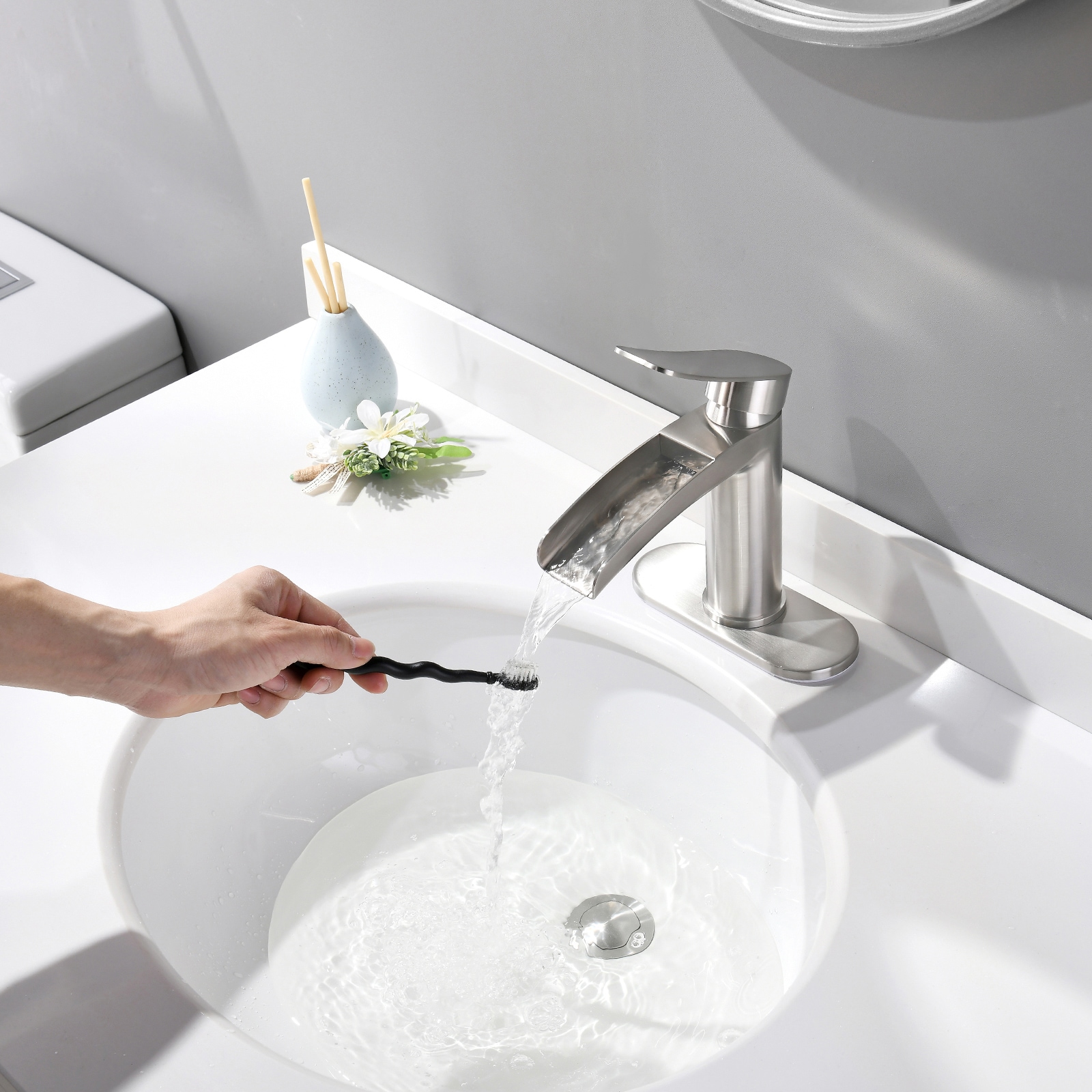 Brushed Nickel Single Handle Bathroom Faucet with Metal Drain Assembly