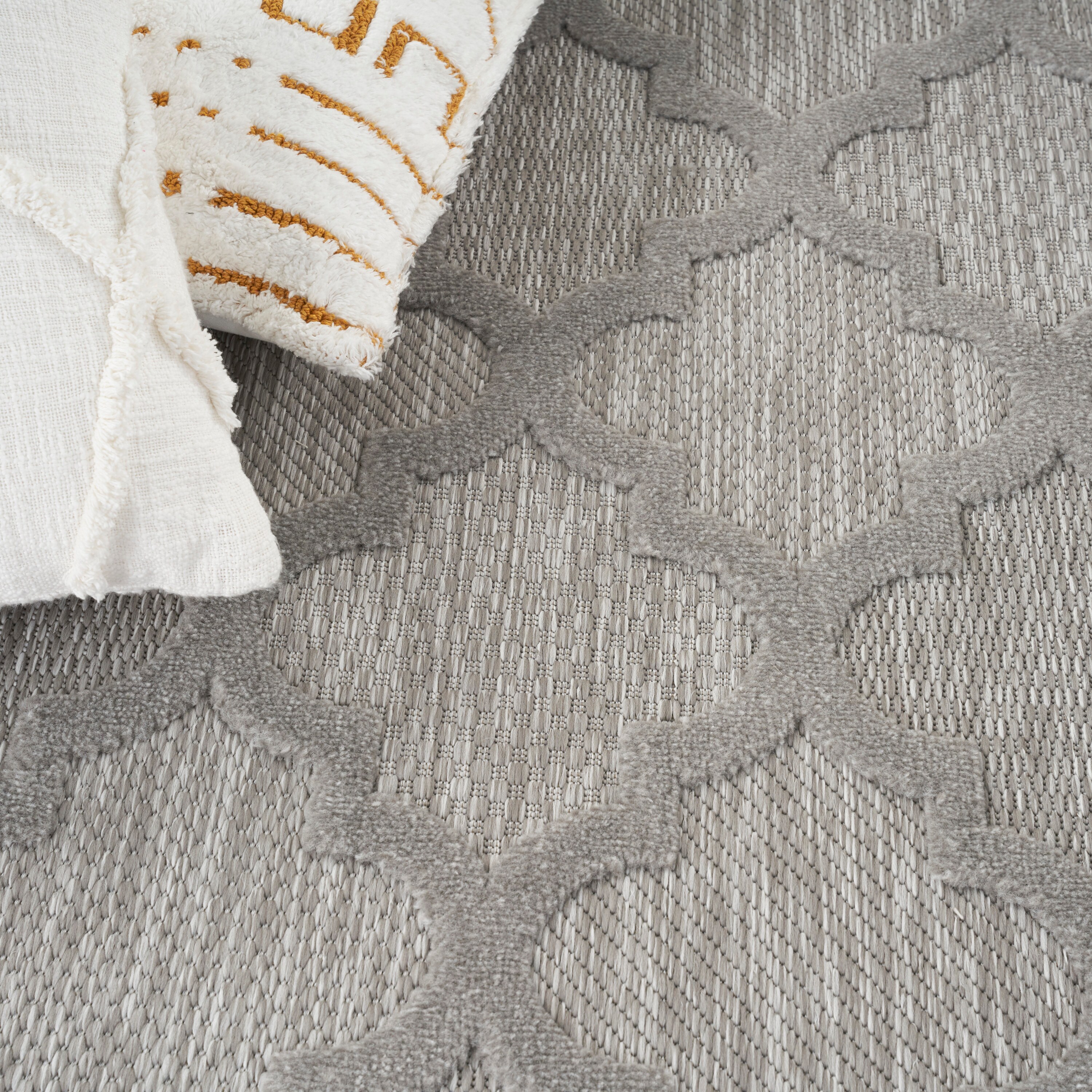 Silver Grey Trellis 5' x 7' Reversible Synthetic Rug