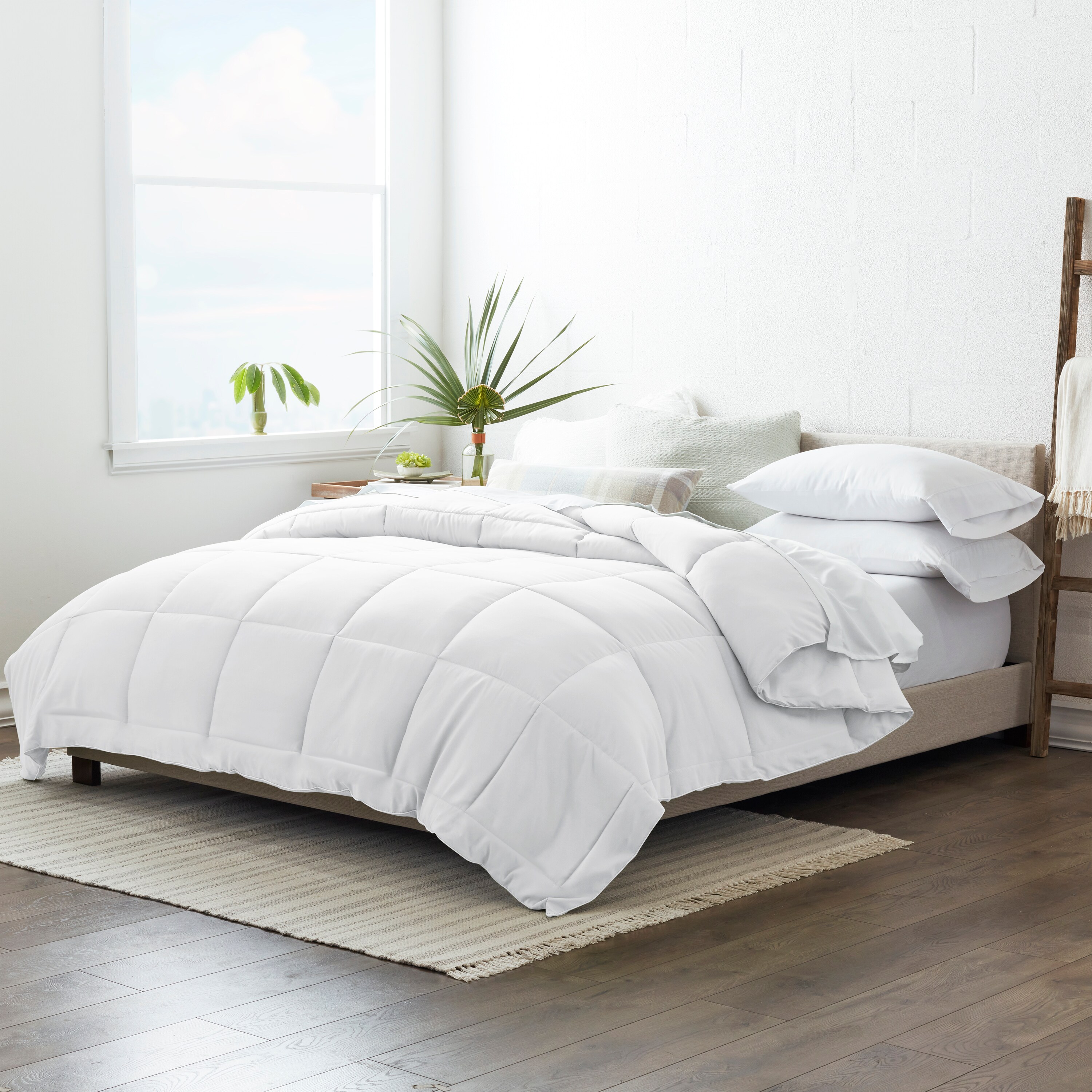 Ienjoy Home Home White Solid King/California King Comforter 