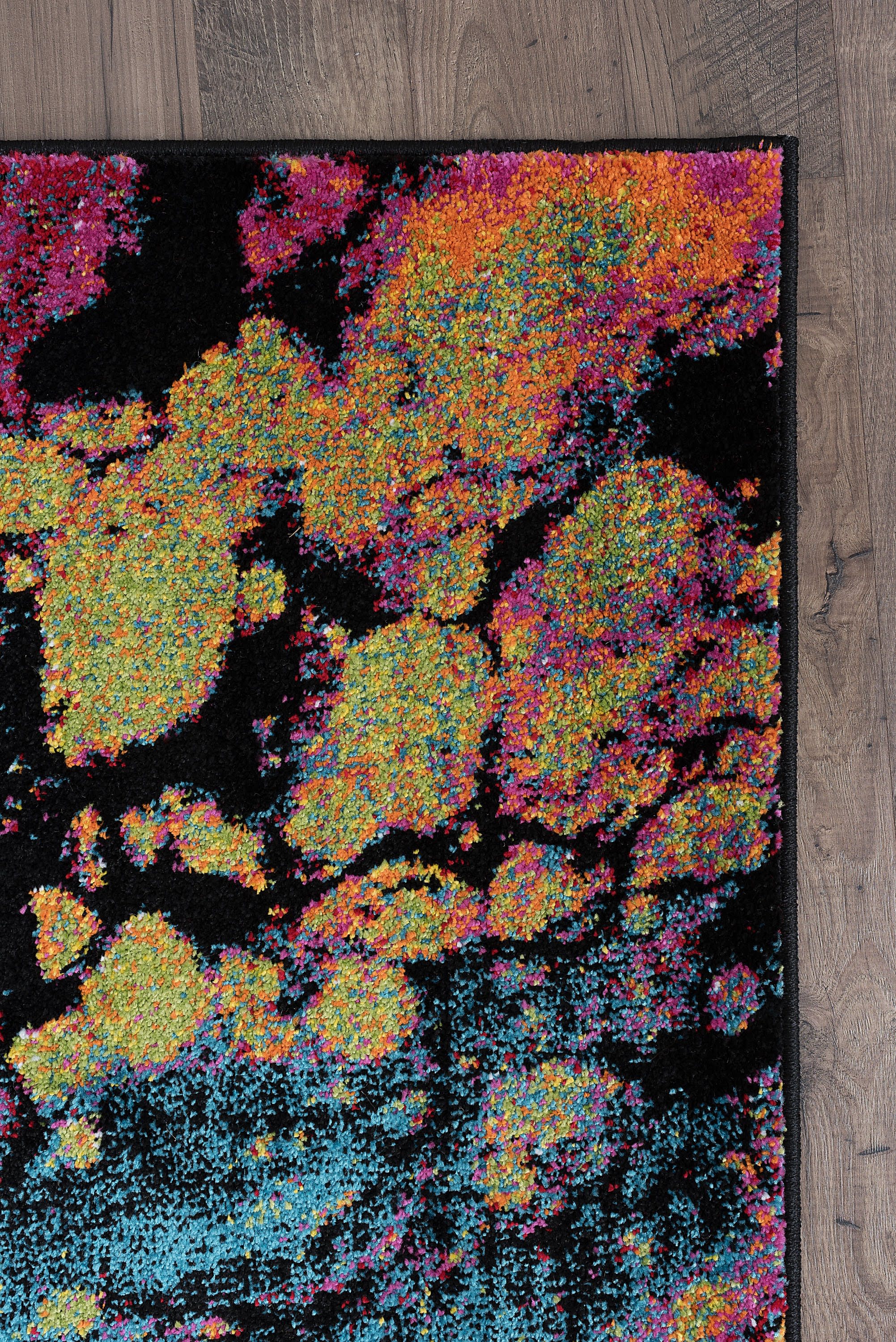 Reversible Abstract Black 5'3" x 7'3" Synthetic Area Rug