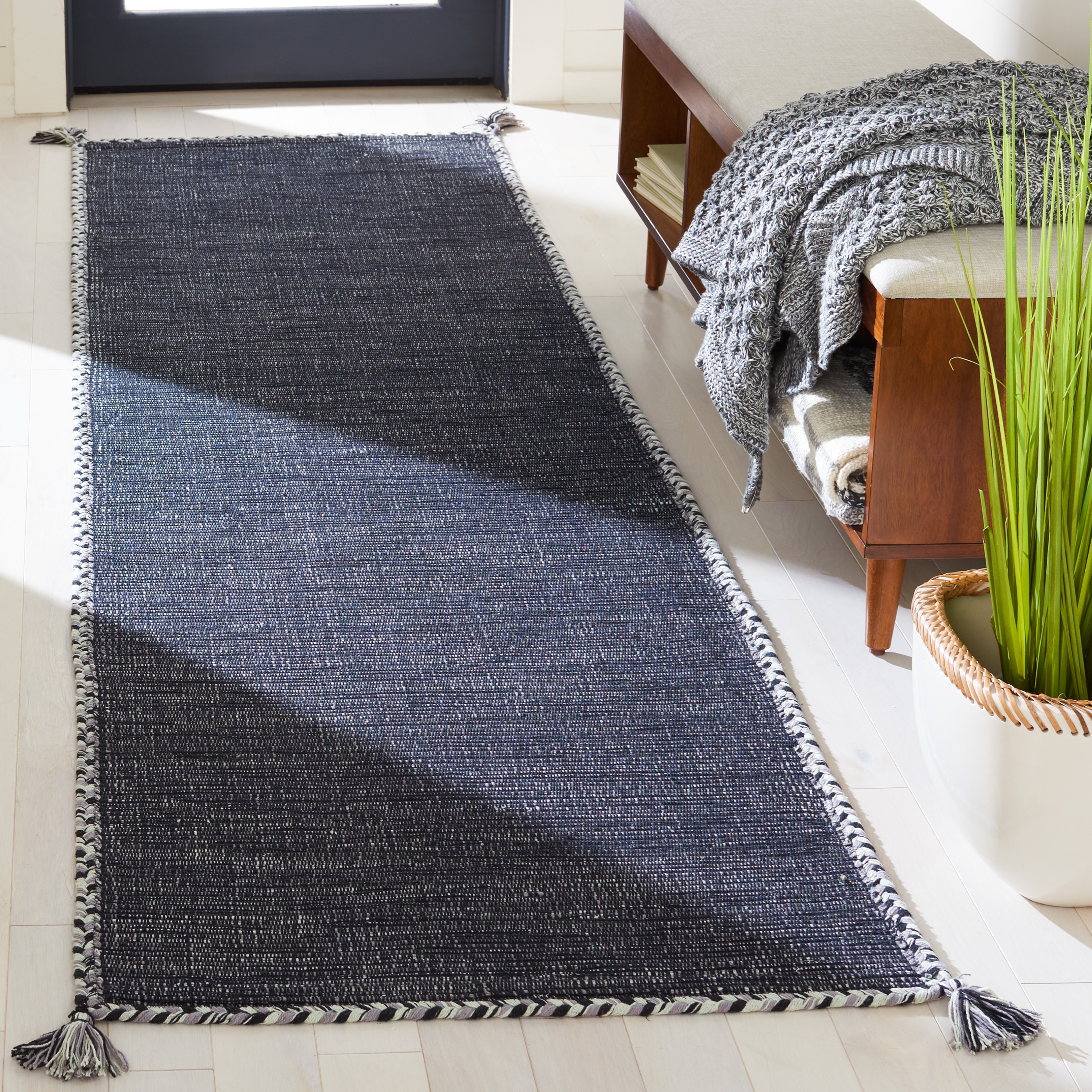 Safavieh MTK150F-28 Montauk Lajolla 2 x 8 (ft) Cotton Gray/Black Rectangular Indoor Abstract Coastal Runner rug