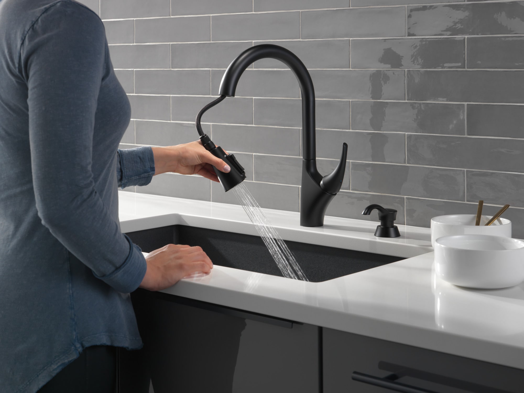 Delta Anderson Matte Black Single Handle Pull-down Kitchen Faucet with ...