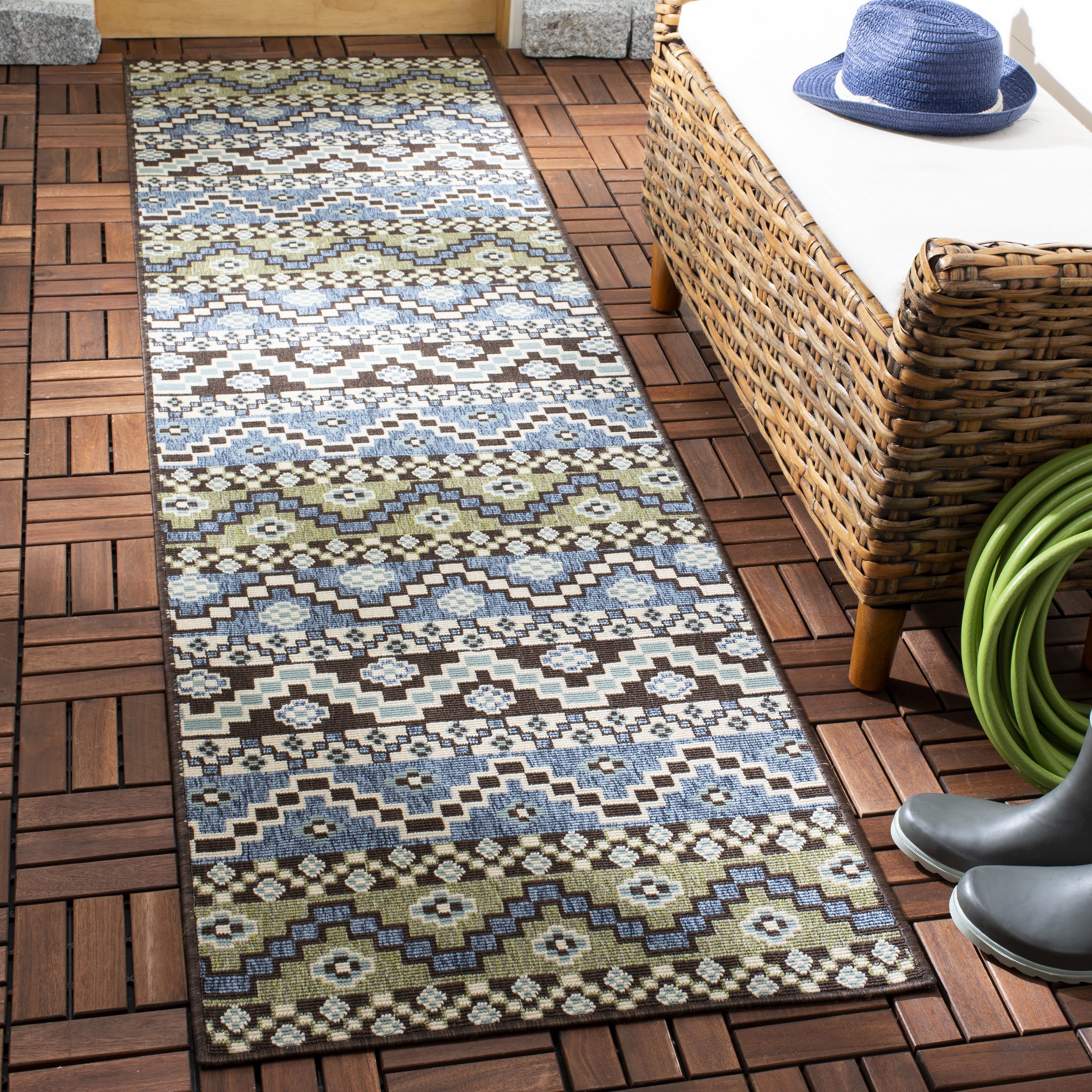 Safavieh VER095-0651-28 Veranda Rudy 2 x 8 (ft) Loomed Synthetic Blue/Creme Rectangular Indoor/Outdoor Abstract Coastal Runner rug
