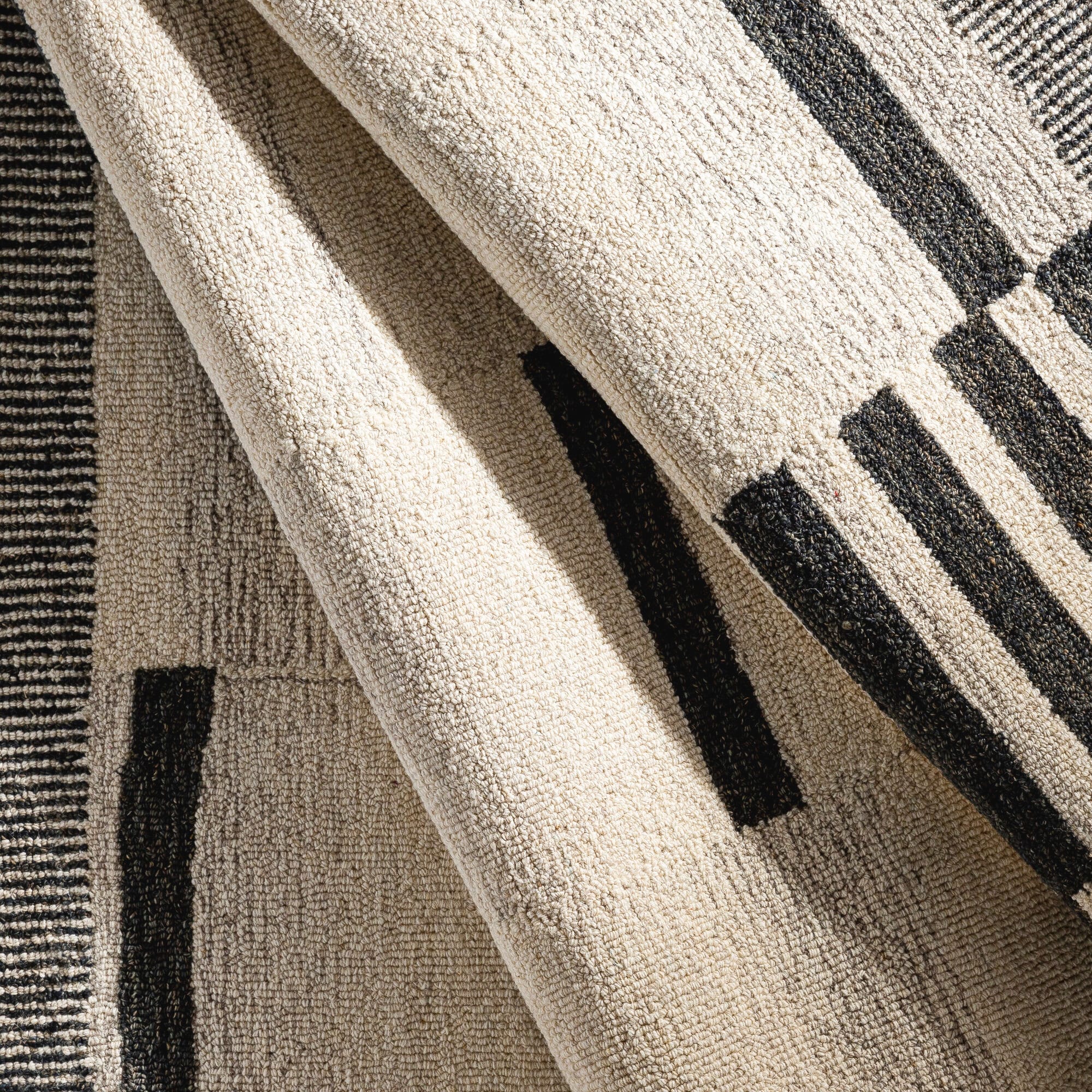 Handmade Tufted Black Wool Rectangular 5' x 7' Easy Care Rug