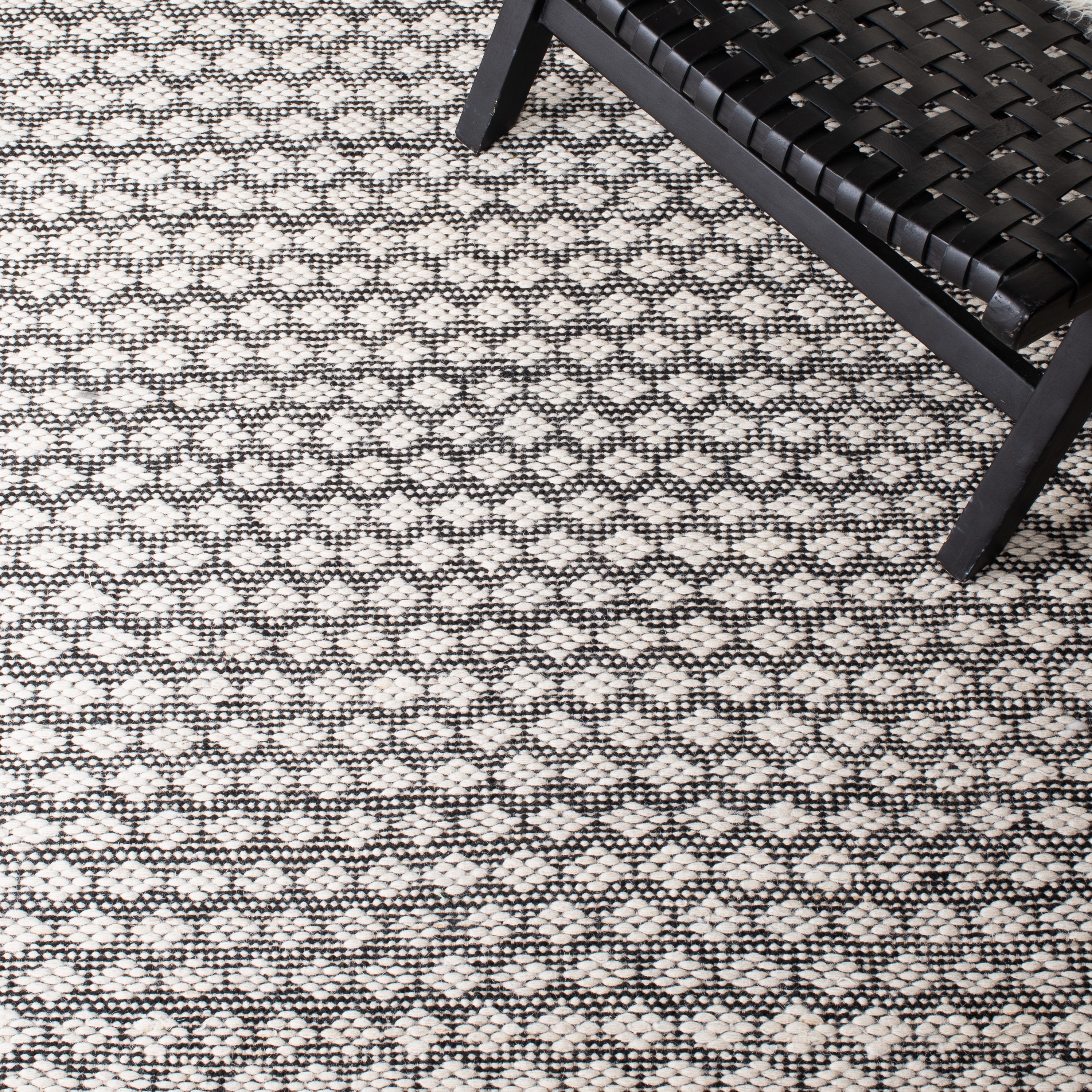 Kilim KLM376 Hand Woven Area Rug - Black/Ivory - 8'x10' - Safavieh.