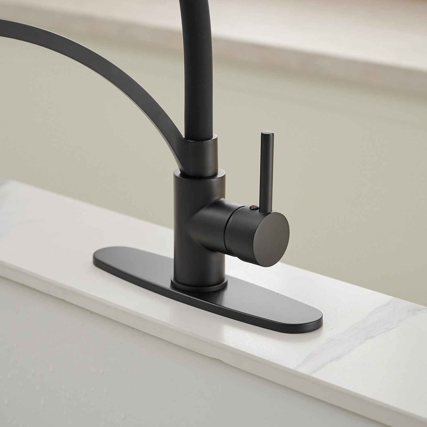 Matte Black Pull-Out Spray Single Handle Kitchen Faucet