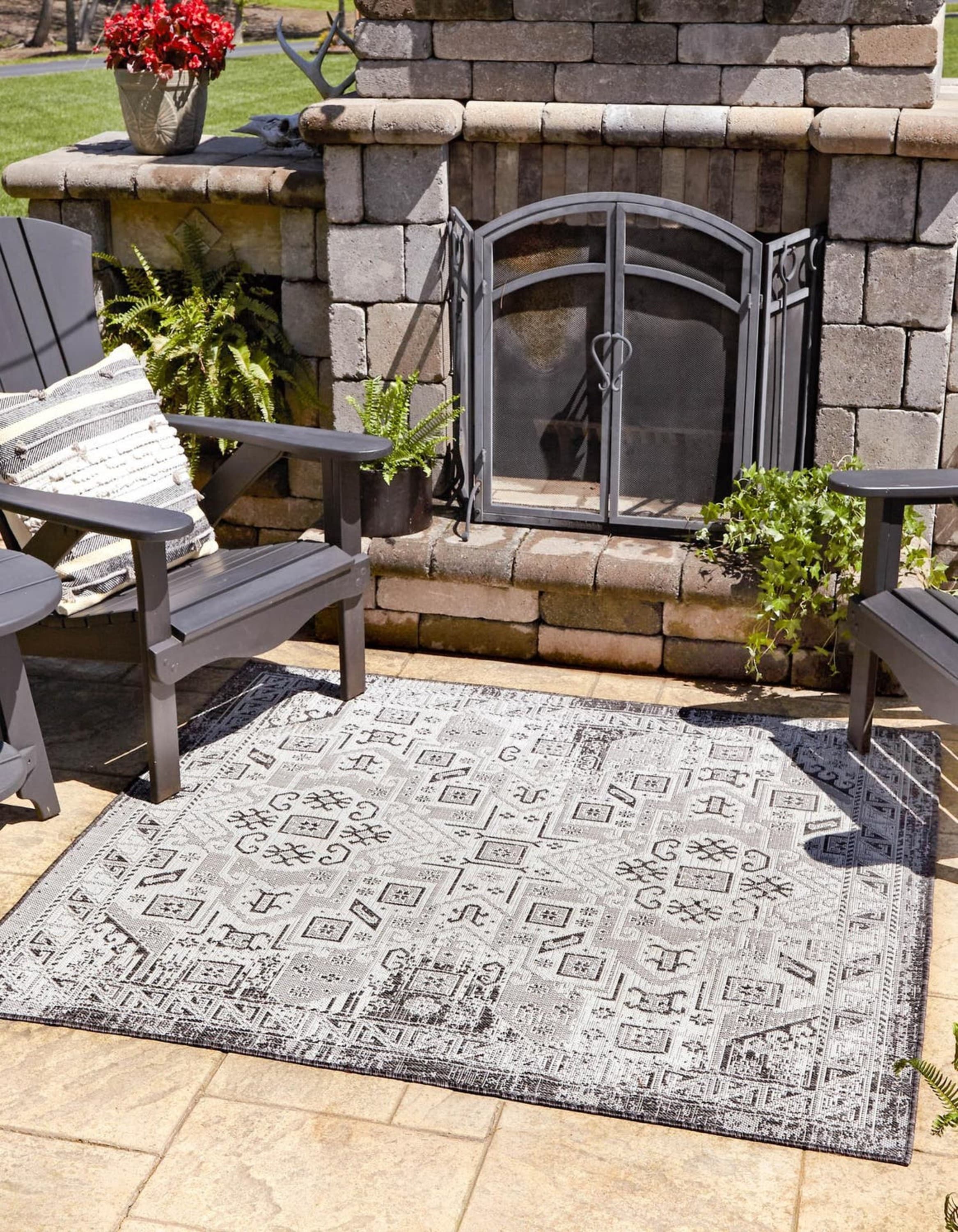 Unique Loom 3162384 Outdoor Aztec 5 x 5 (ft) Loomed Polypropylene Charcoal Gray Square Indoor/Outdoor Border Area rug