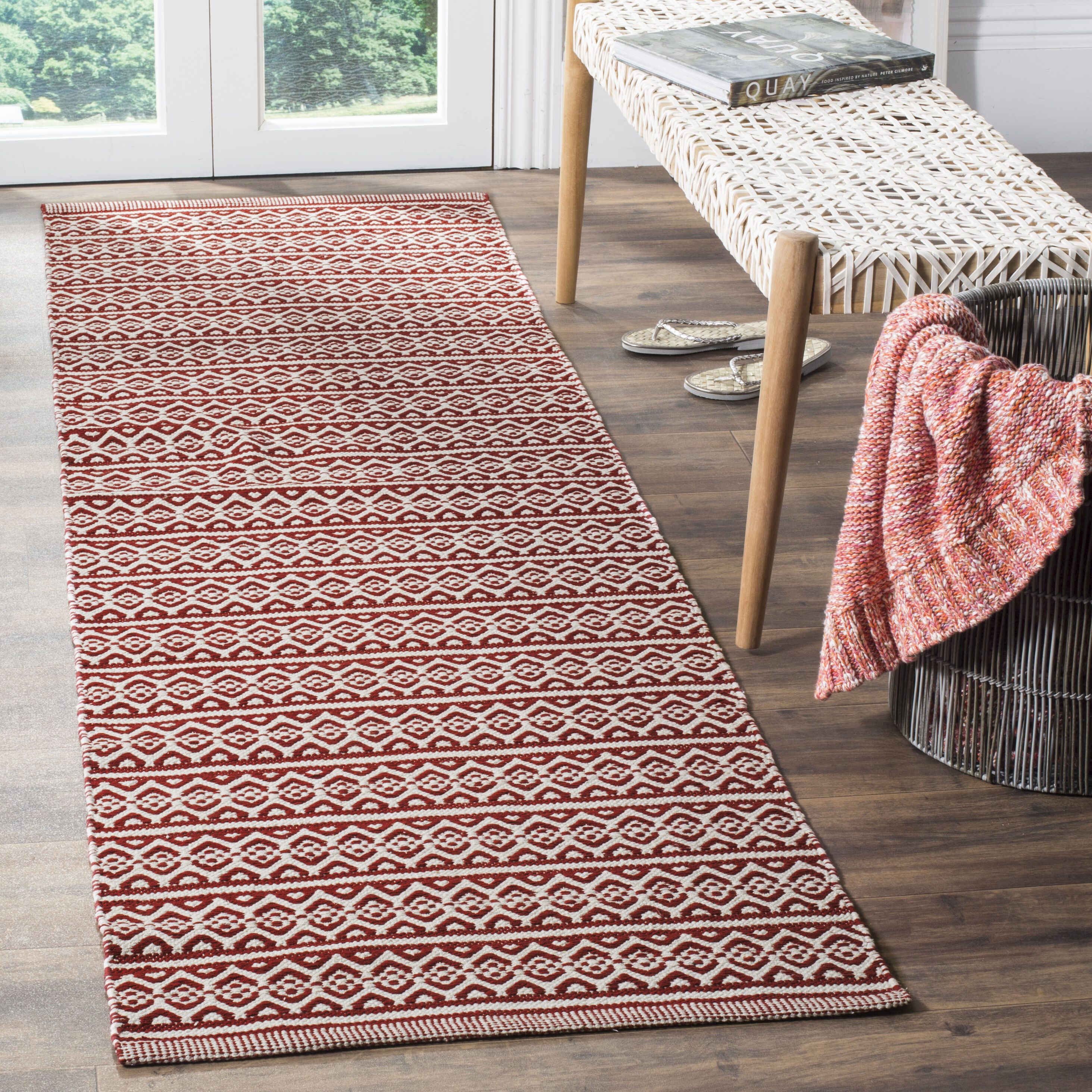 Safavieh MTK341C-28 Montauk Burleigh 2 x 8 (ft) Cotton Ivory/Red Rectangular Indoor Abstract Coastal Runner rug