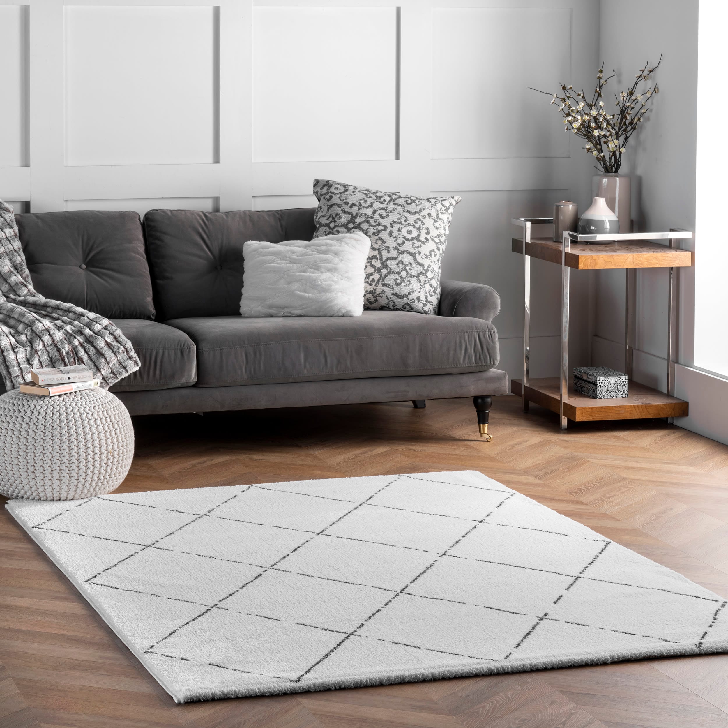 Handmade Black Geometric 4' x 6' Tufted Shag Rug