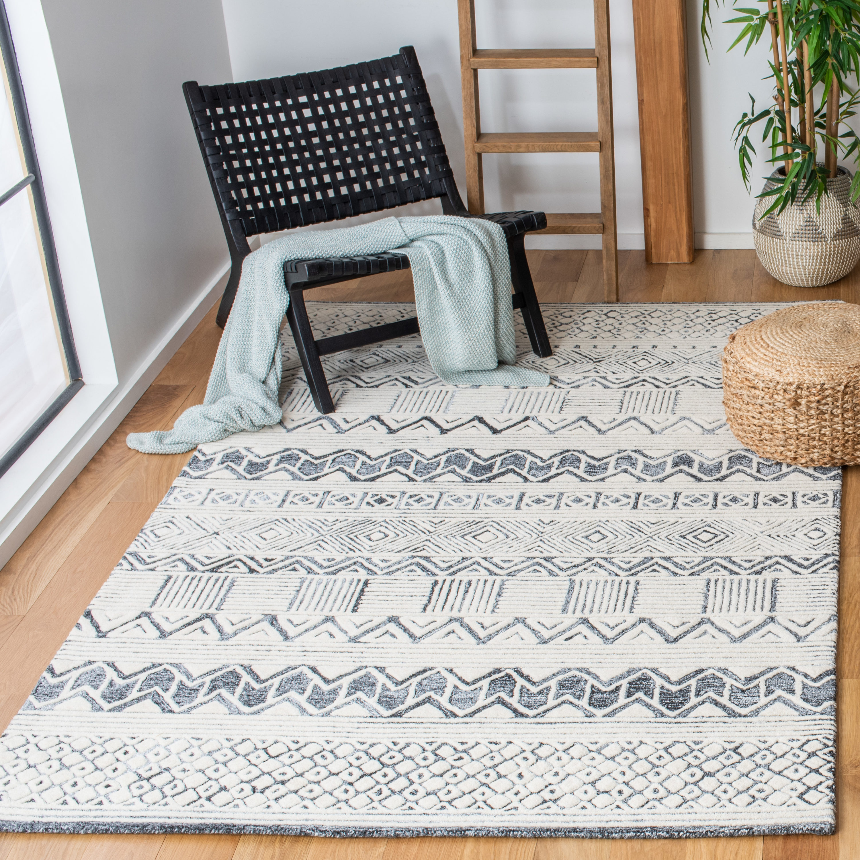 Hand-Tufted Americana Black Wool 4' x 6' Rectangular Rug
