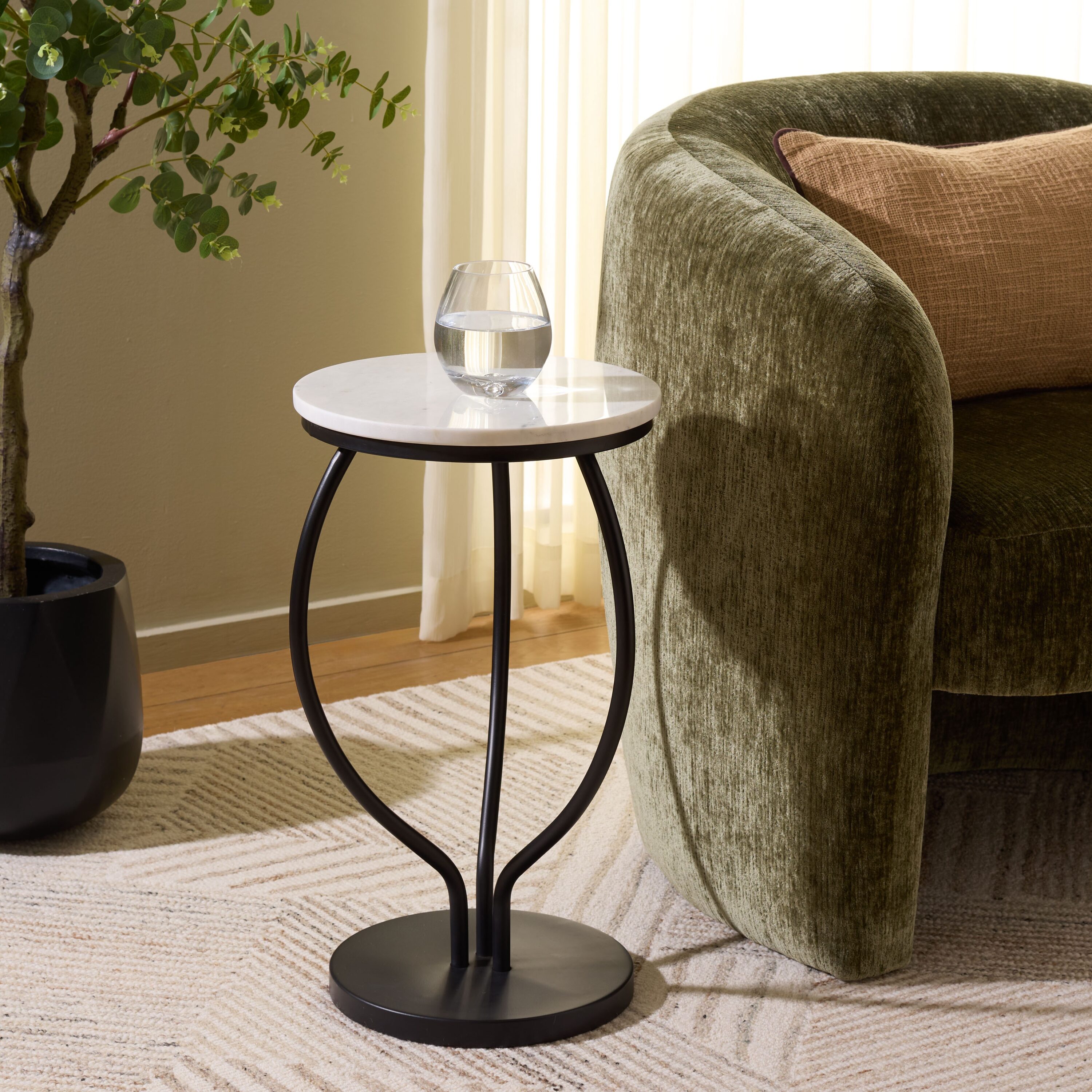 Safavieh  Denisia Round Drink Accent Table/White Marble/Black