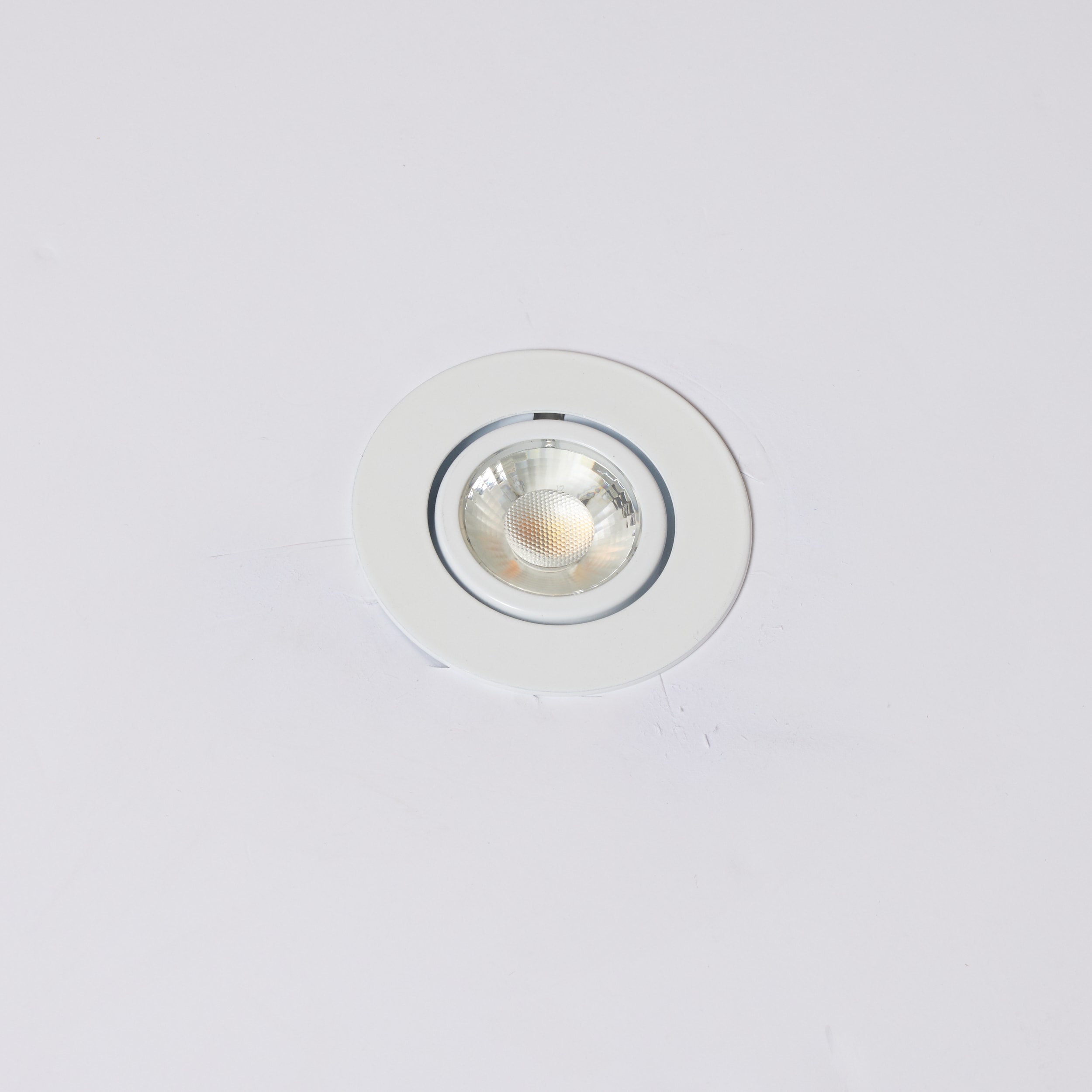 Utilitech Gimbal Color Choice White 4-in 700-Lumen Switchable White Round Dimmable  LED Canless Recessed Downlight in the Recessed Downlights department at