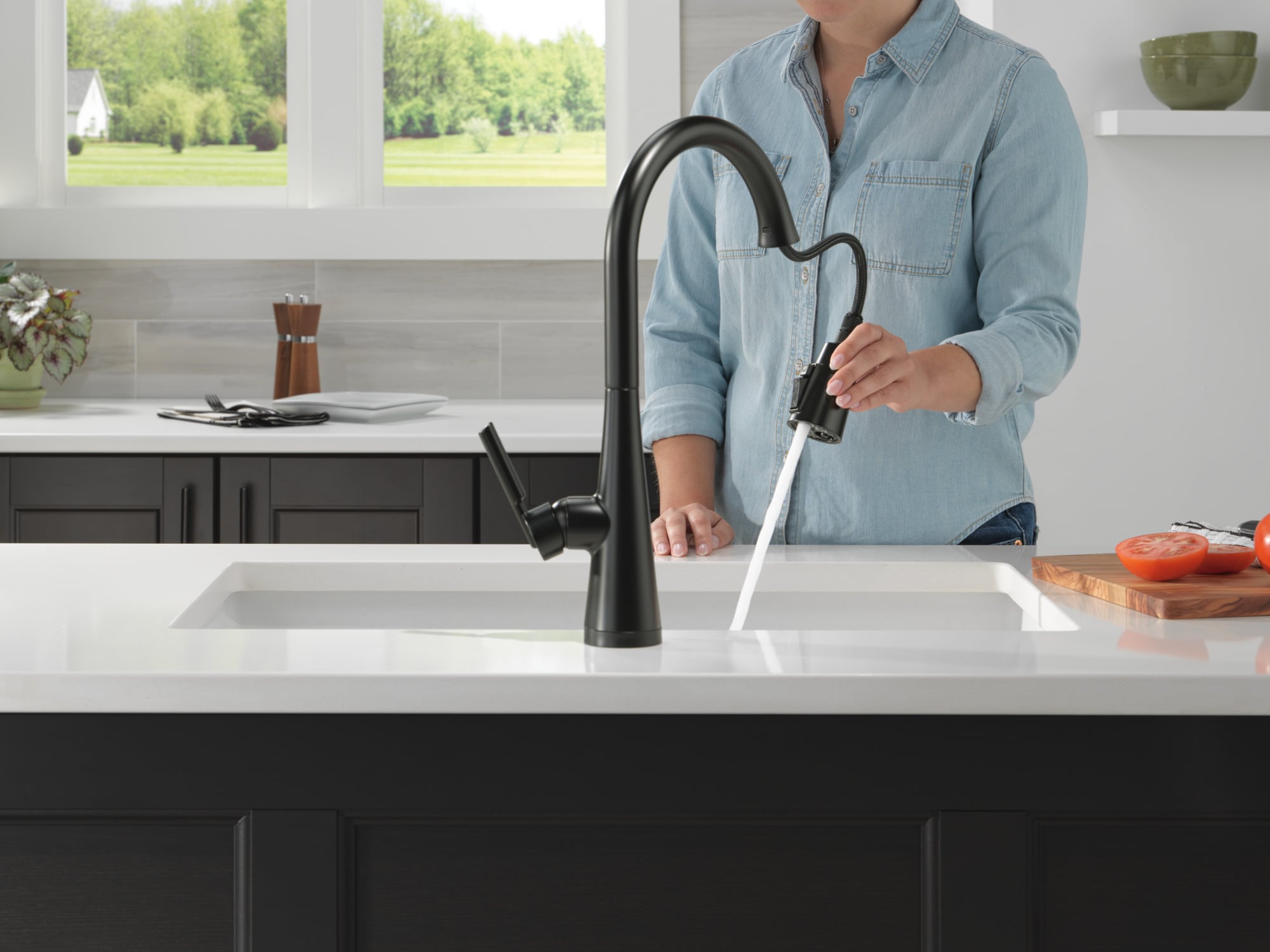 Delta Kylo Touch2O Black Single Handle Touch-on Pull-down Kitchen ...