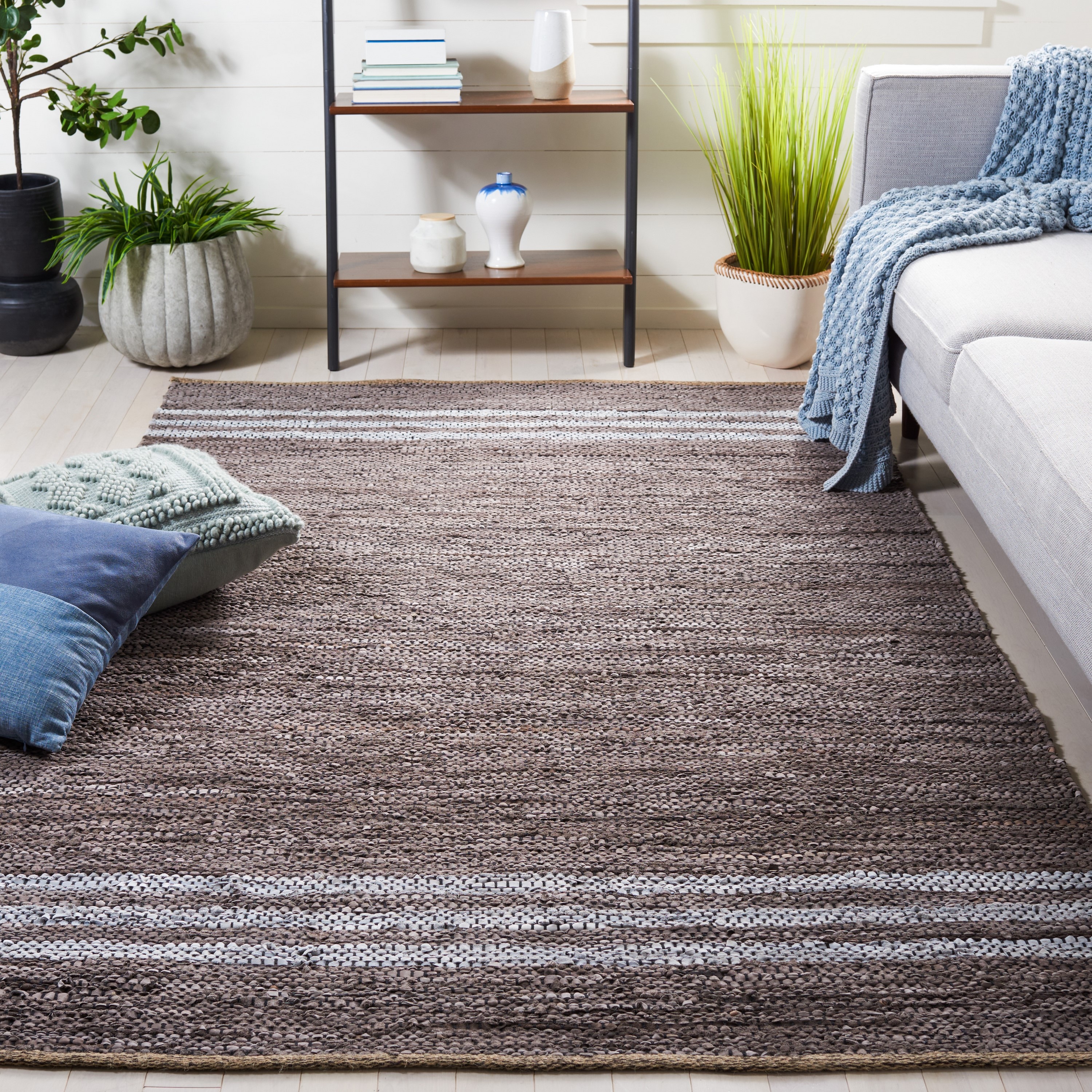 Safavieh VTL400G-4 Vintage Leather Baham 4 x 6 (ft) Leather Silver/Ivory Rectangular Indoor Stripe Bohemian/Eclectic Area rug