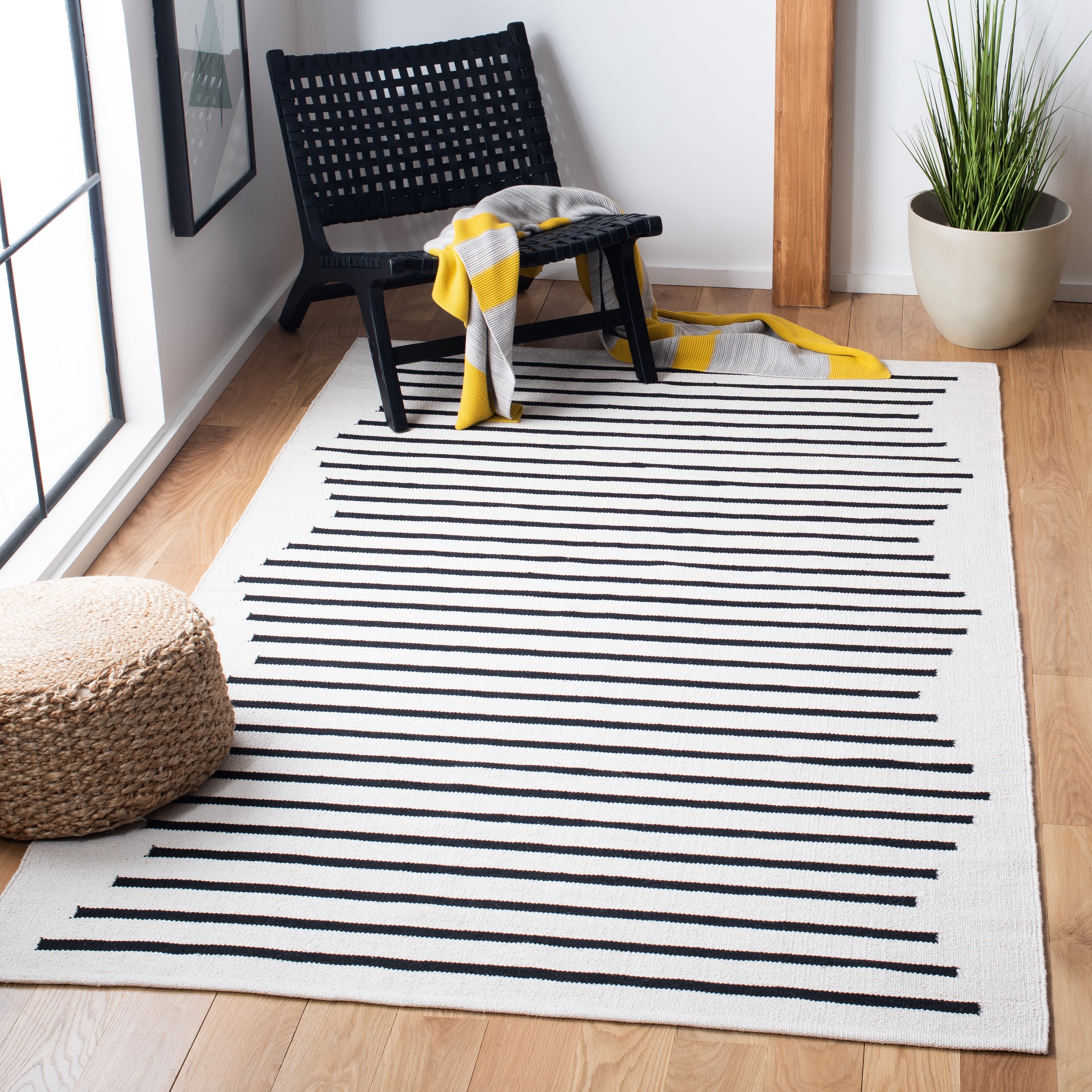 Safavieh MTK313A-24 Montauk Nicoletta 2 x 4 (ft) Cotton Ivory/Black Rectangular Indoor Abstract Bohemian/Eclectic Throw rug