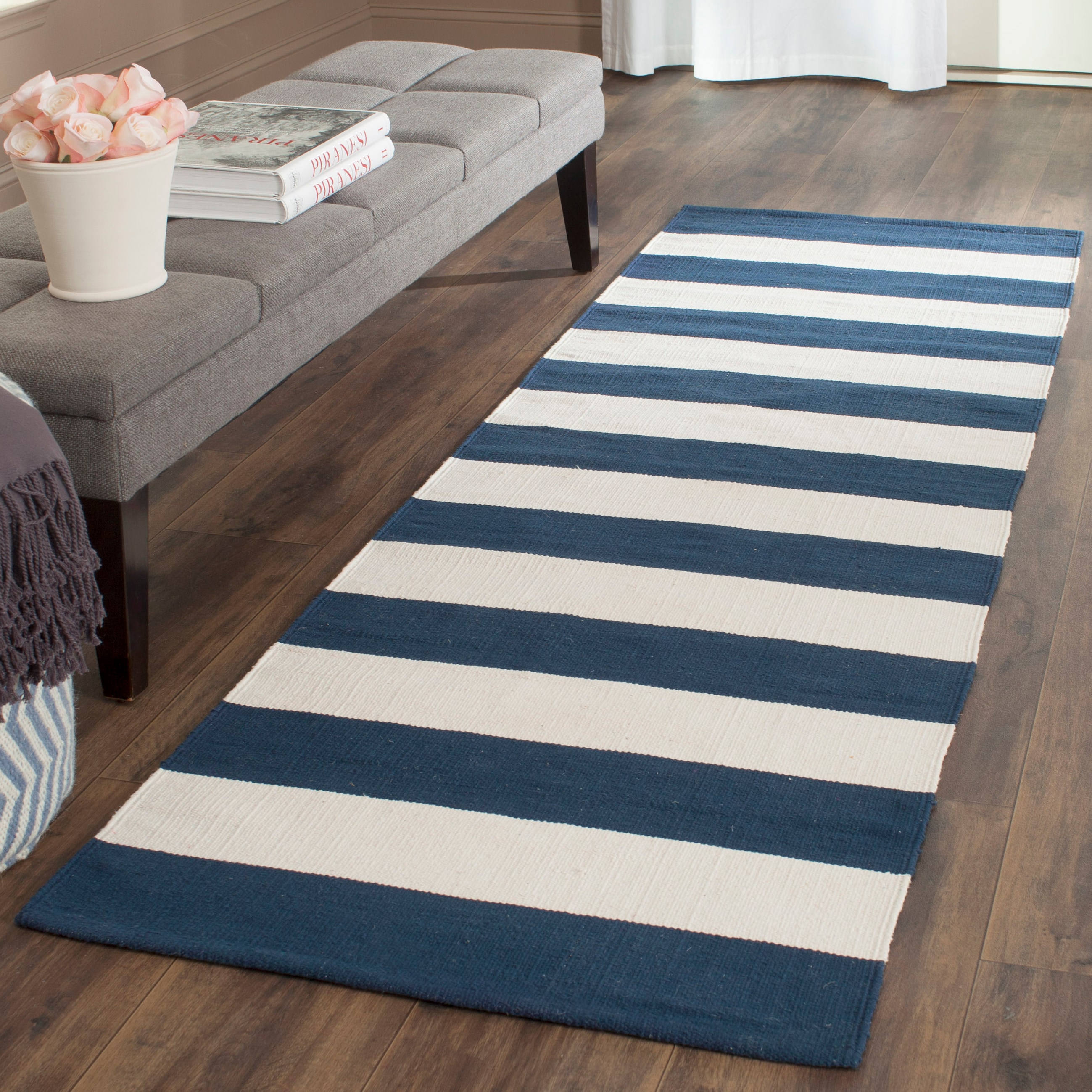 Safavieh MTK712H-27 Montauk Maslin 2 x 7 (ft) Cotton Navy/Ivory Rectangular Indoor Stripe Coastal Runner rug