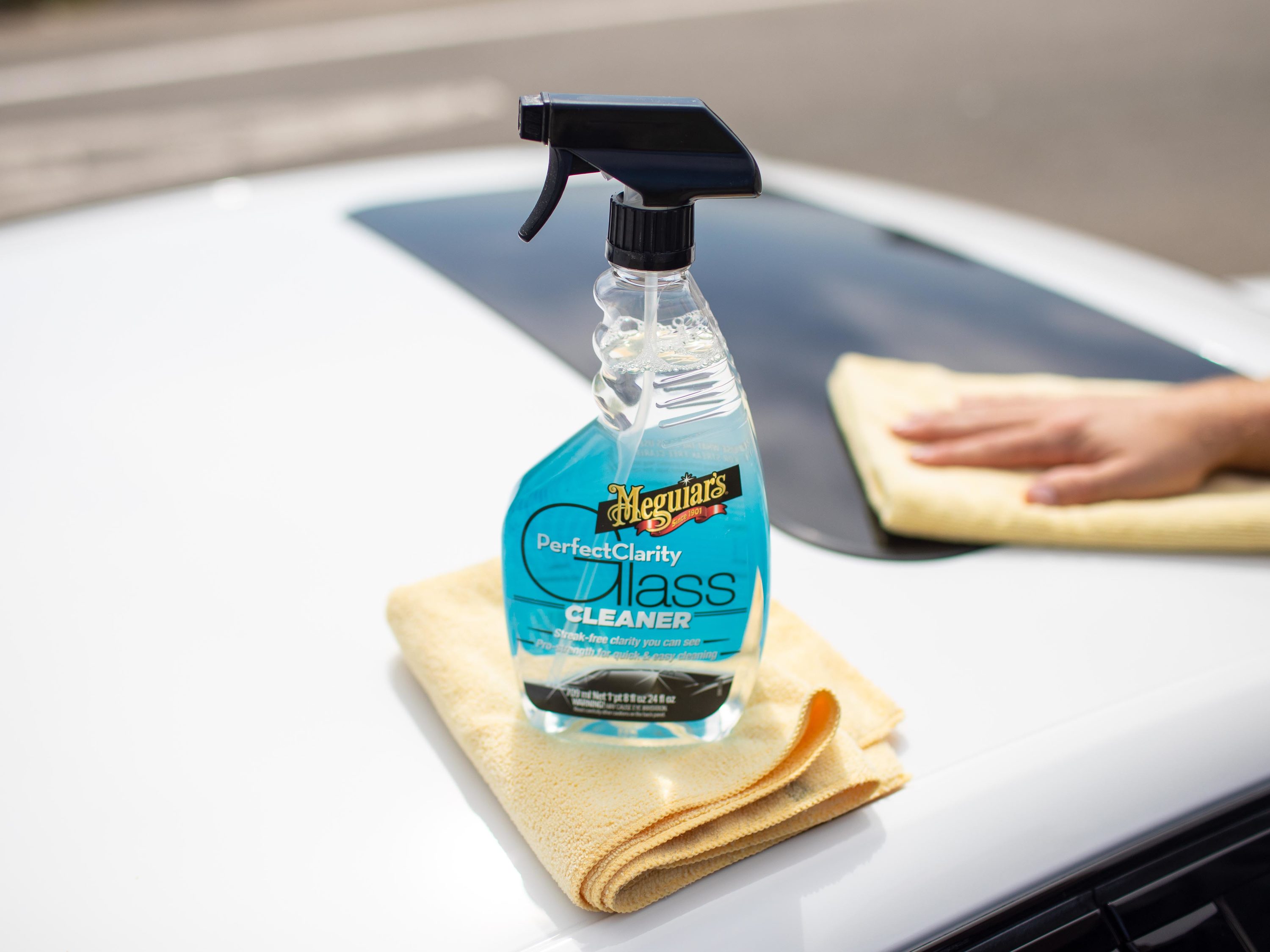 Meguiar's Ultimate Glass Cleaner & Water Repellent - Premium Glass and  Window Cleaner for Quick Cleaning with Hydrophobic Technology that Acts as  a Rain Repellent Improving Visibility in Rain, 16oz