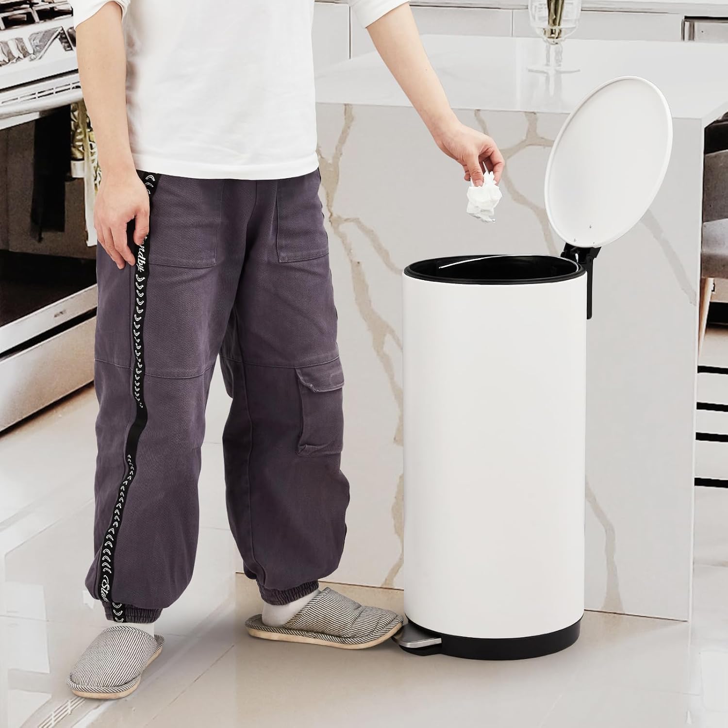 Qeetex DYQ-PIS-334EMHCC 8 Gallon Round Trash Can  30L Modern Garbage Can with Soft Close Lid and Foot Pedal  Removable Inner Bucket for Living Room  Office  Bathroom Kitchen