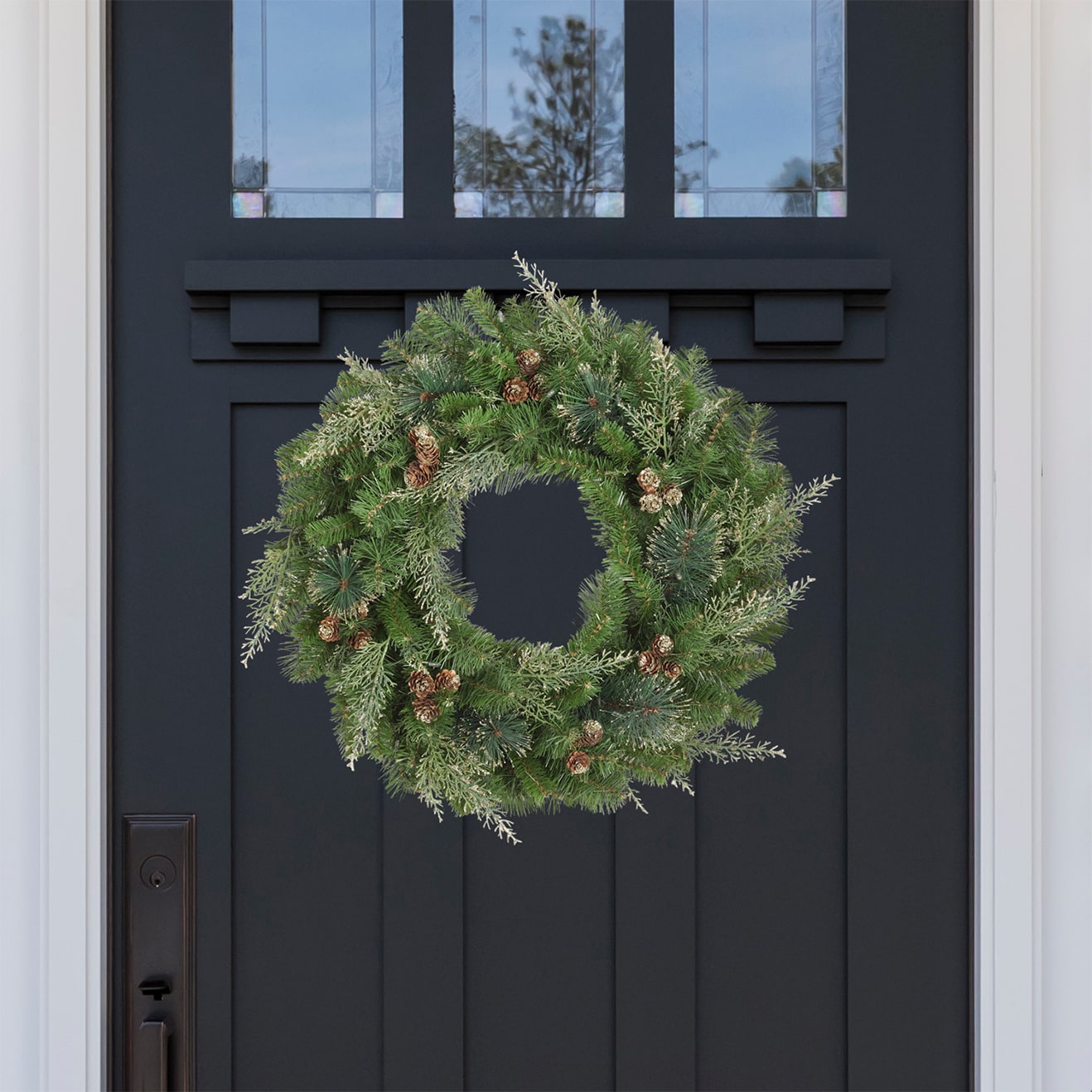 24 Inch Pre-Lit Pine Christmas Wreath with Pinecones and LED Lights