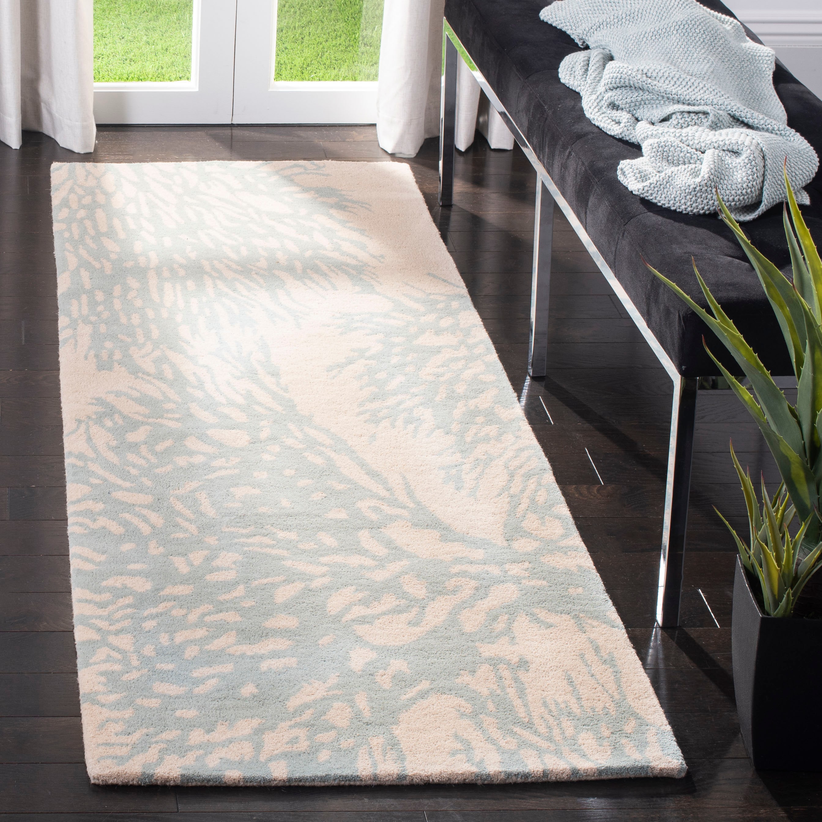 Safavieh BEL115C-27 Bella Sprigs 2 x 7 (ft) Tufted Wool Beige/Blue Rectangular Indoor Floral/Botanical Farmhouse/Cottage Runner rug