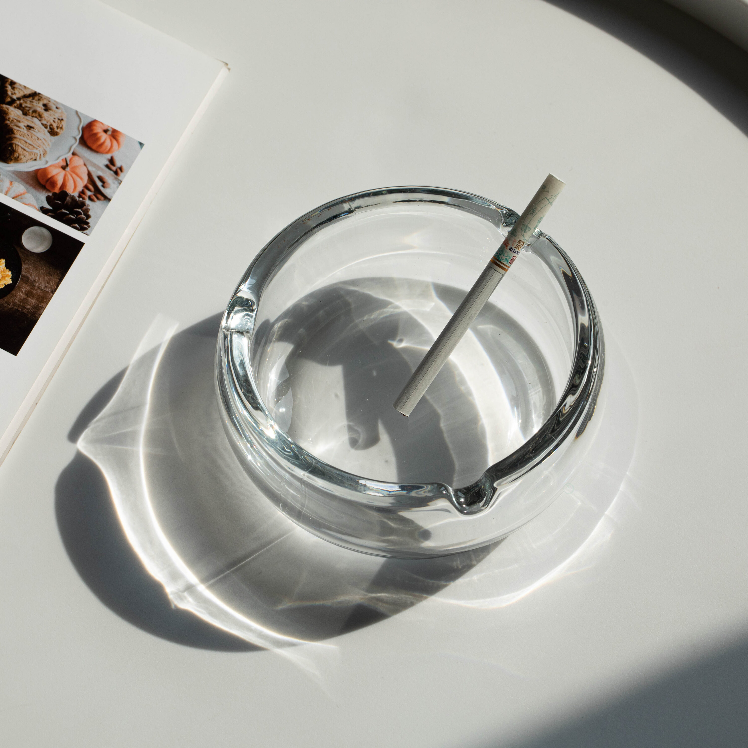 Elegant Clear Glass Round Portable Ashtray for Indoor and Outdoor Use