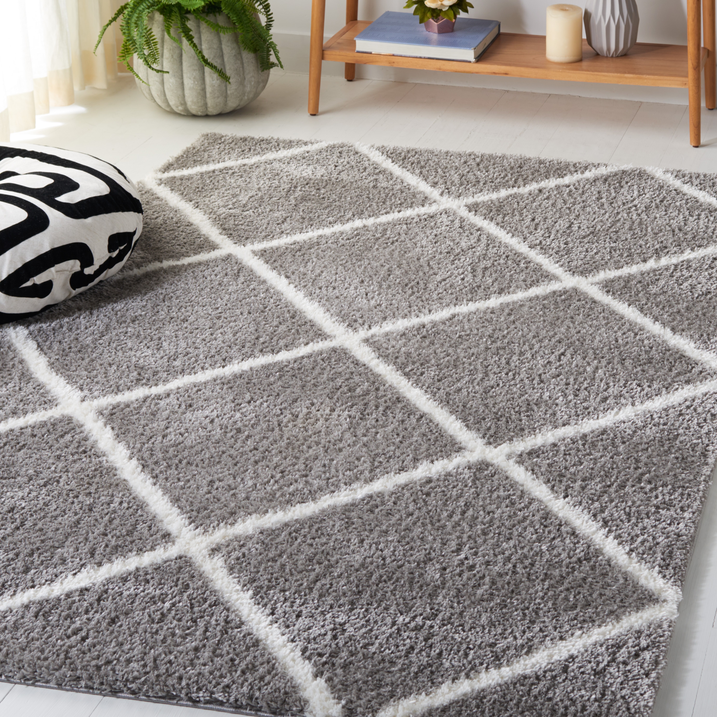 54" Round White/Grey Geometric Shag Synthetic Rug