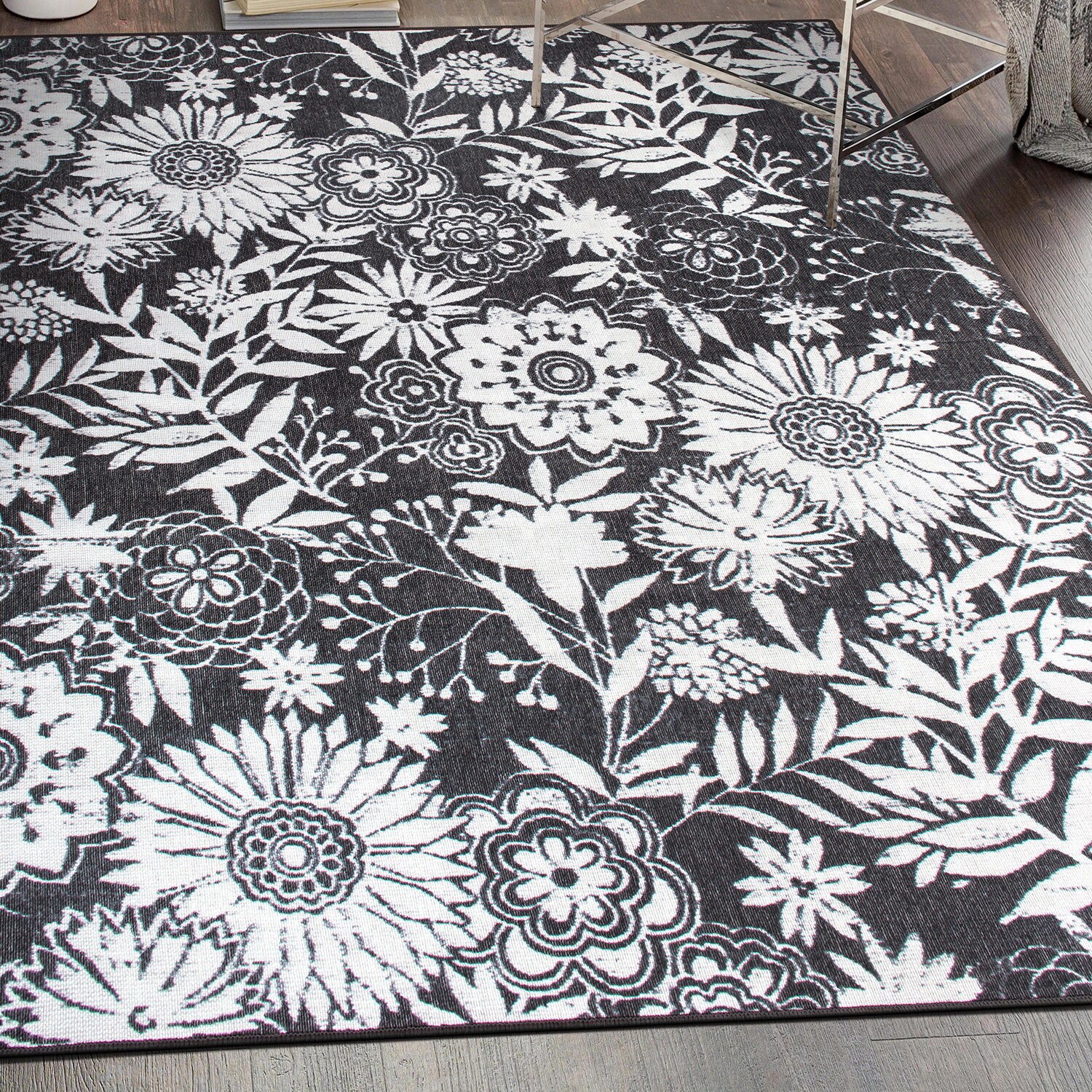 Gray and White Floral Synthetic 5' x 7' Indoor/Outdoor Area Rug