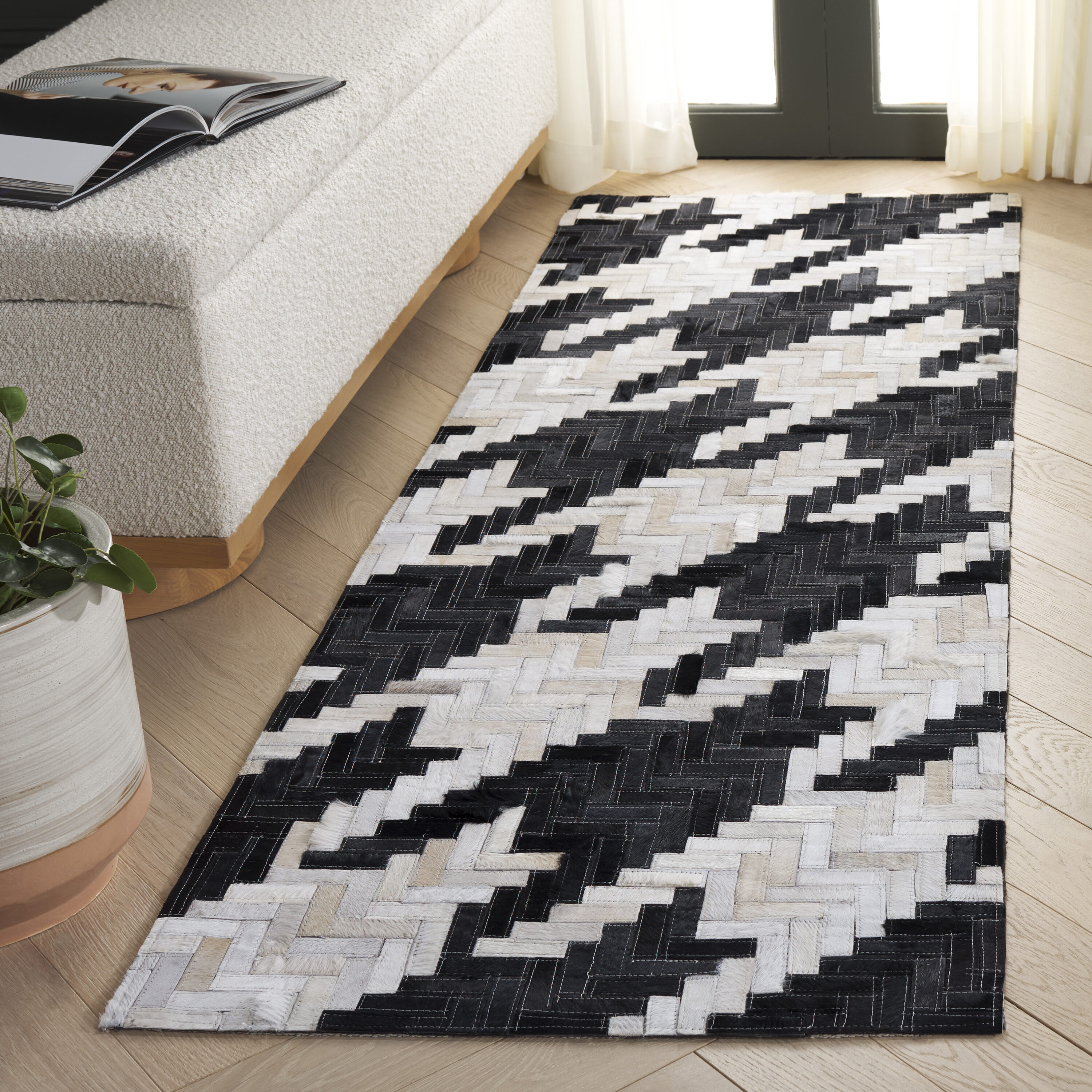  Studio Leather 107 Ivory/Black Contemporary 2ft-3in x 7ft Runner Rug