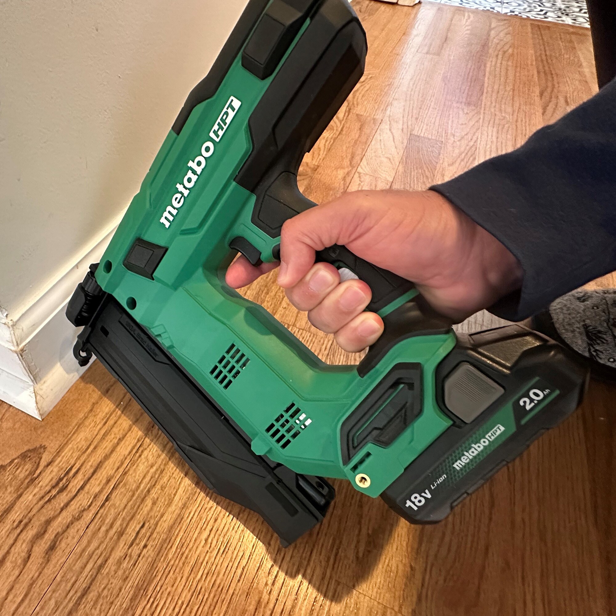 Metabo HPT MultiVolt 2-in 18-Gauge Cordless Brad Nailer (Battery And ...