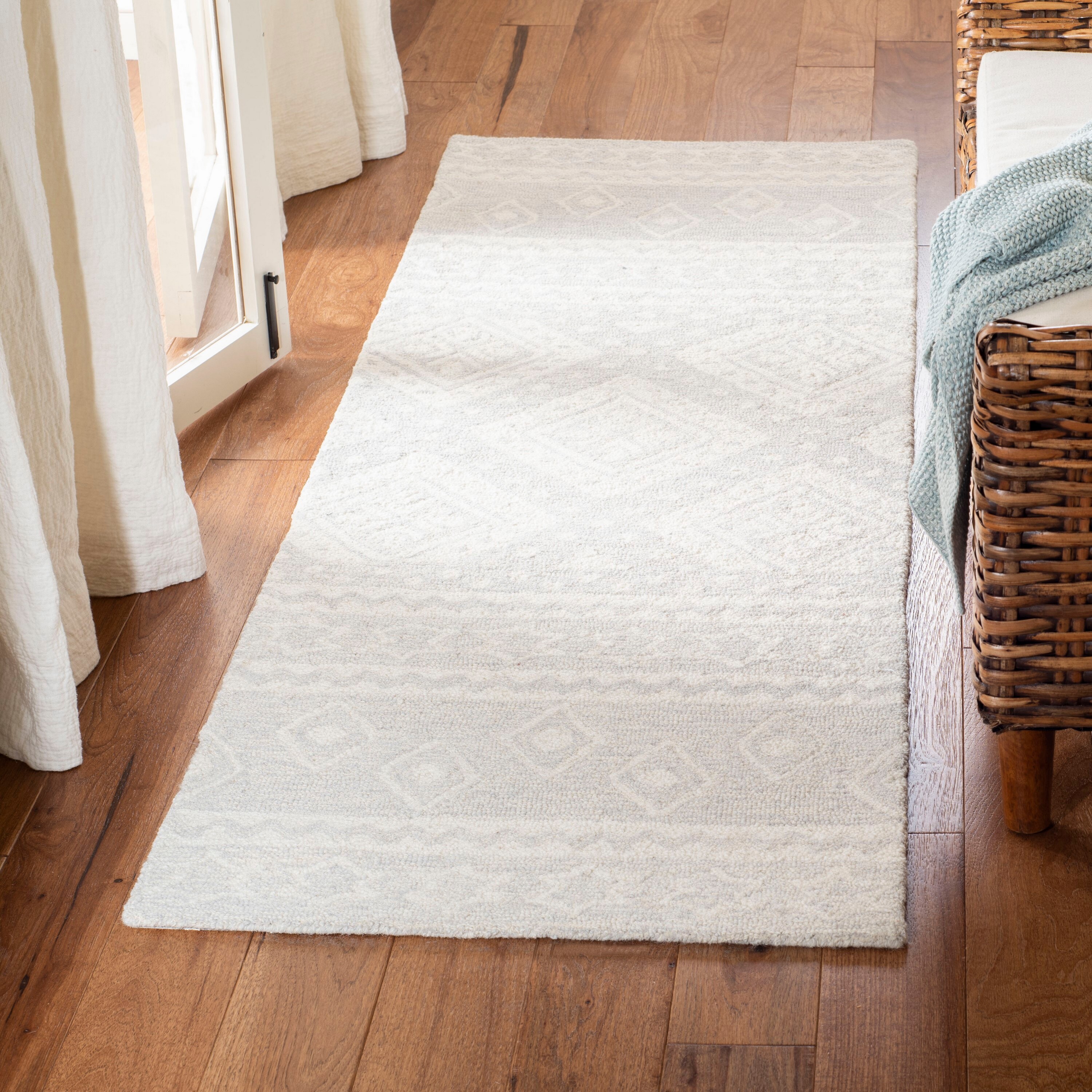 Safavieh MLP501G-27 Micro-Loop Graphics 2 x 7 (ft) Tufted Wool Light Gray/Ivory Rectangular Indoor Abstract Southwestern Runner rug
