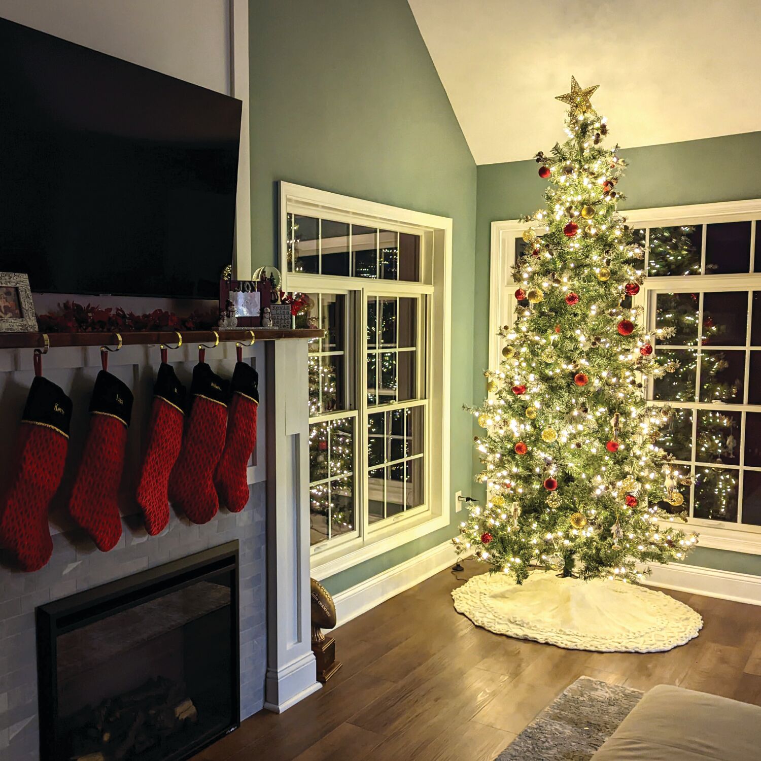 Fraser Hill Farm FFBF090-3SN Artificial-Christmas-Trees - View #5