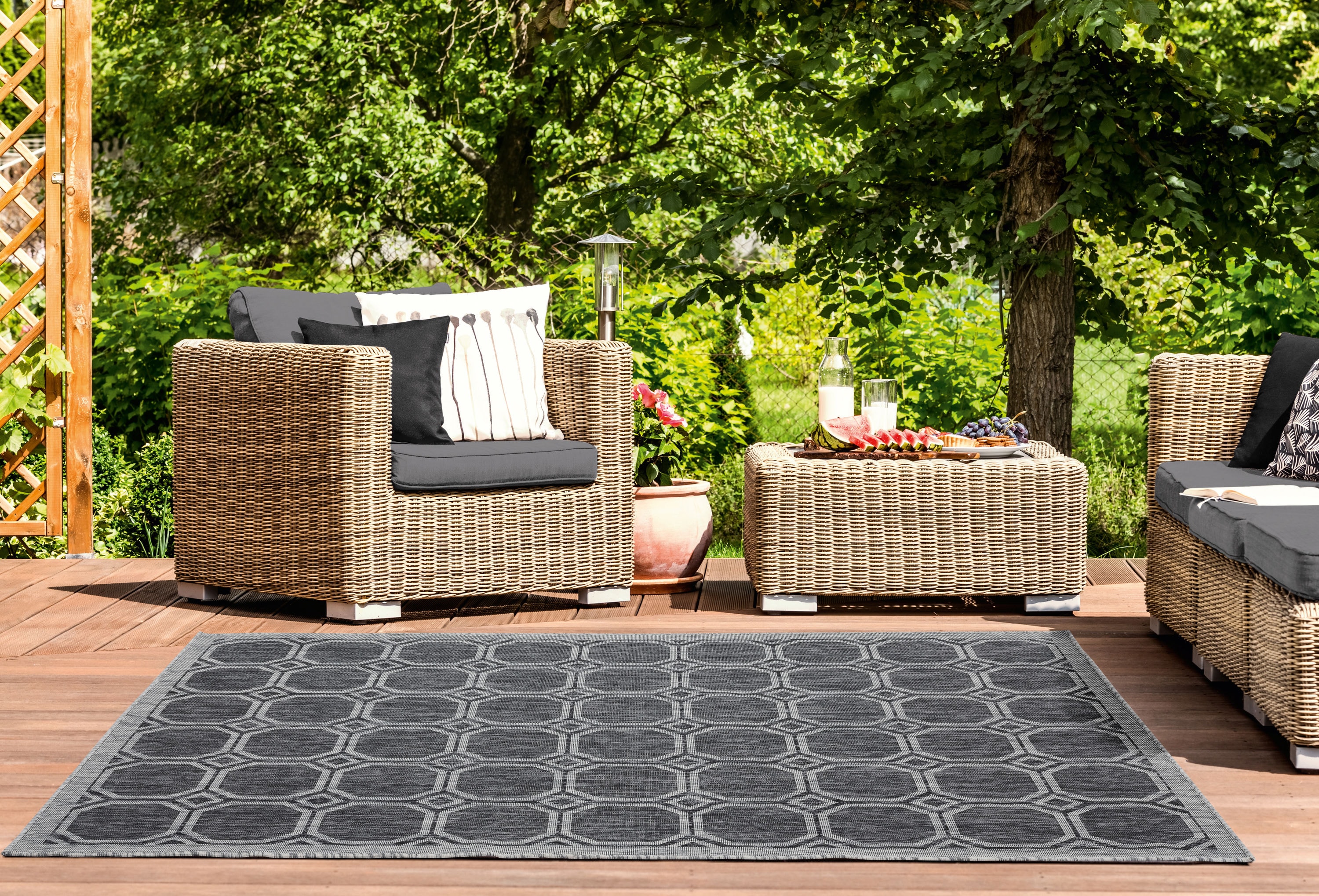 United Weavers Of America 3900 10670 69 Augusta 5 x 8 (ft) Polypropylene Black Rectangular Indoor Geometric Area rug