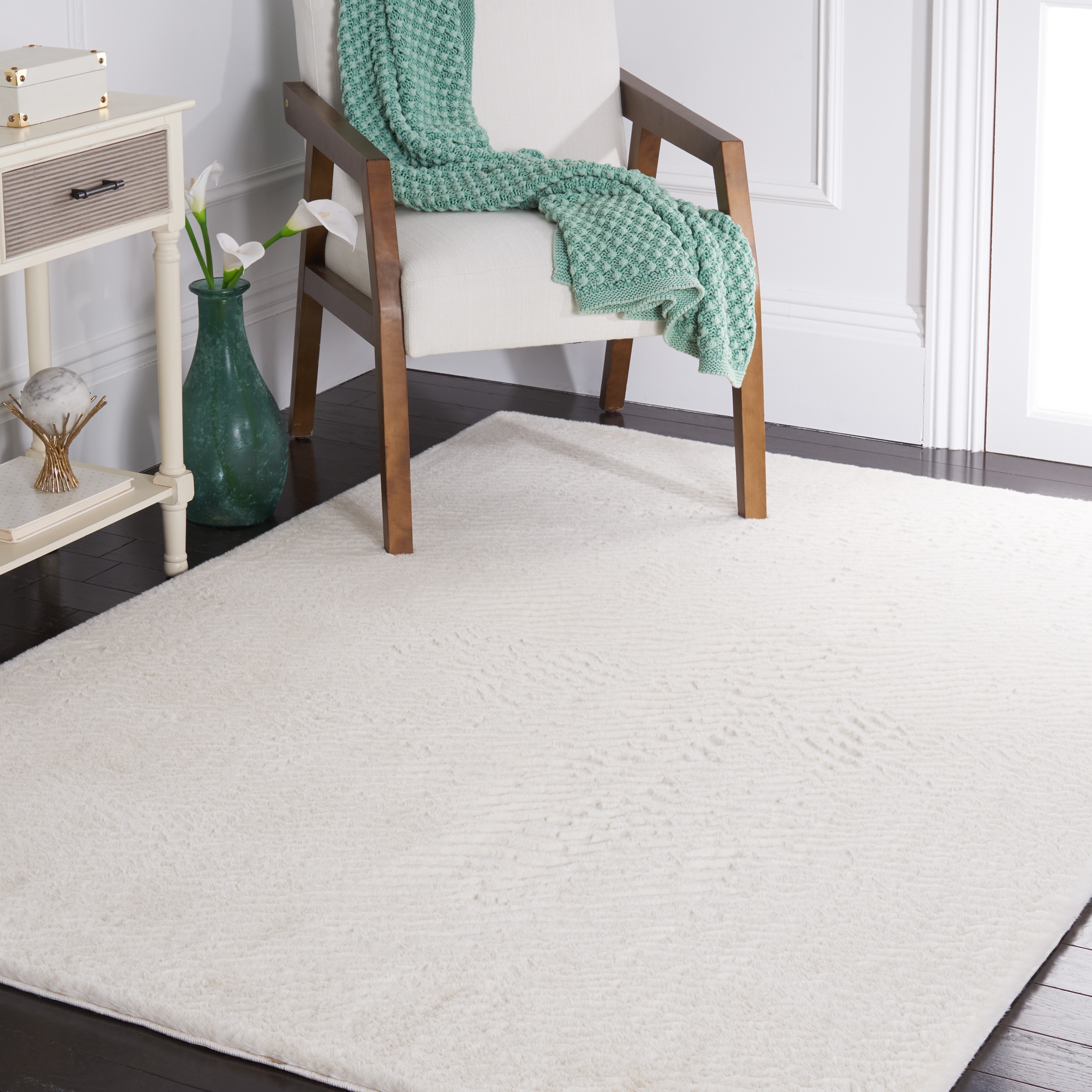 Safavieh FRF500A-57 Faux Rabbit Fur 5 x 7 (ft) Loomed Polyester Off White Rectangular Indoor Solid Machine washable Area rug